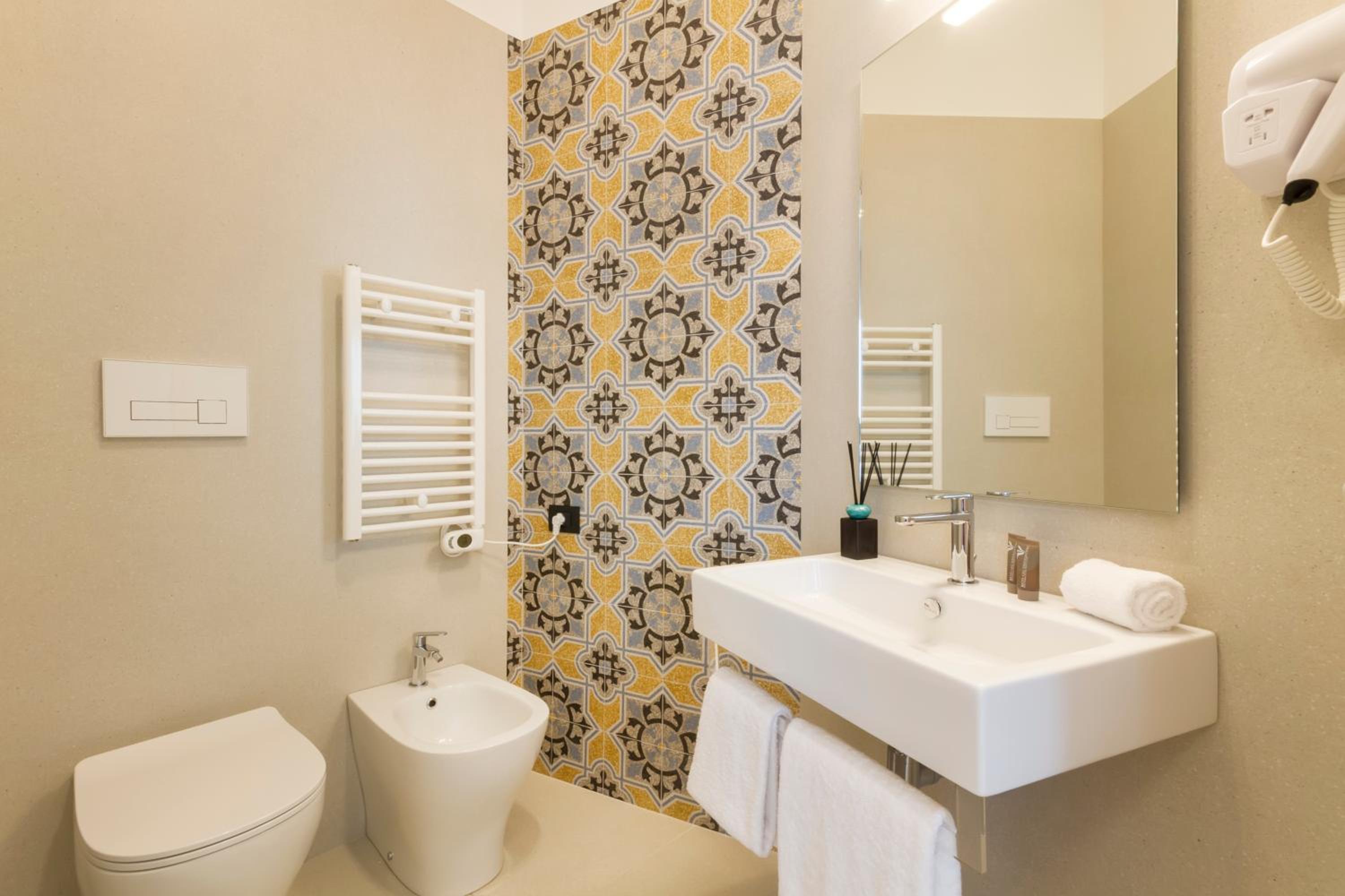 Standard Double or Twin Room with Sea View - Photo 8