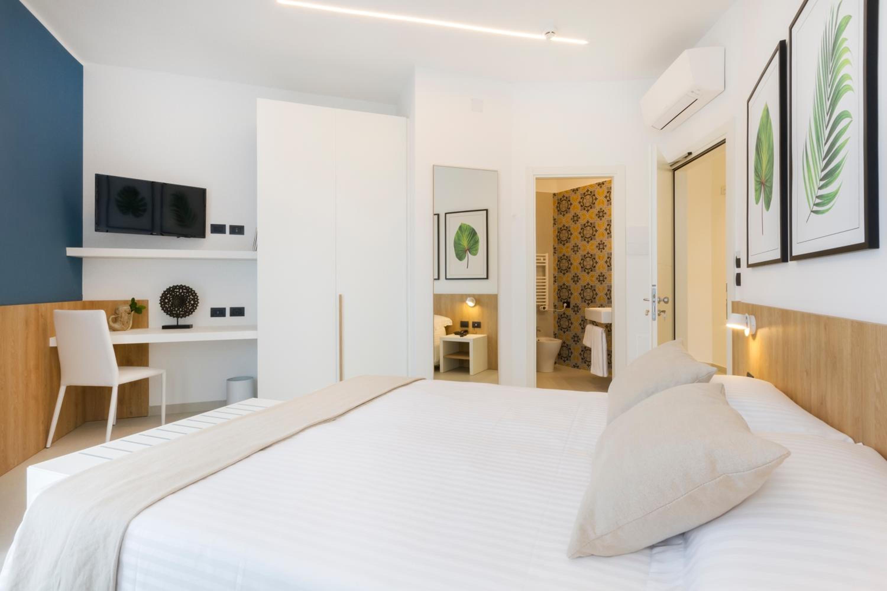 Standard Double or Twin Room with Sea View - Photo 6
