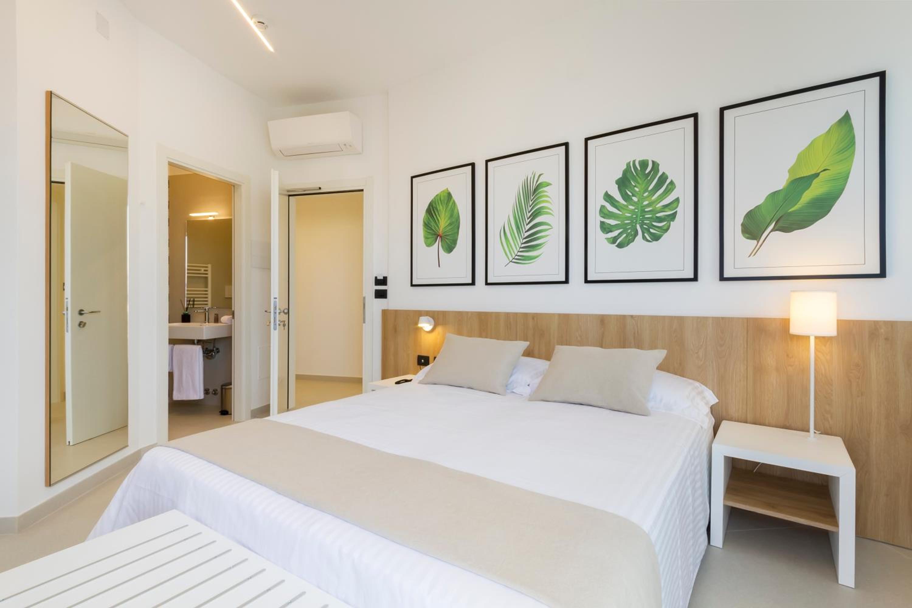Standard Double or Twin Room with Sea View - Photo 9