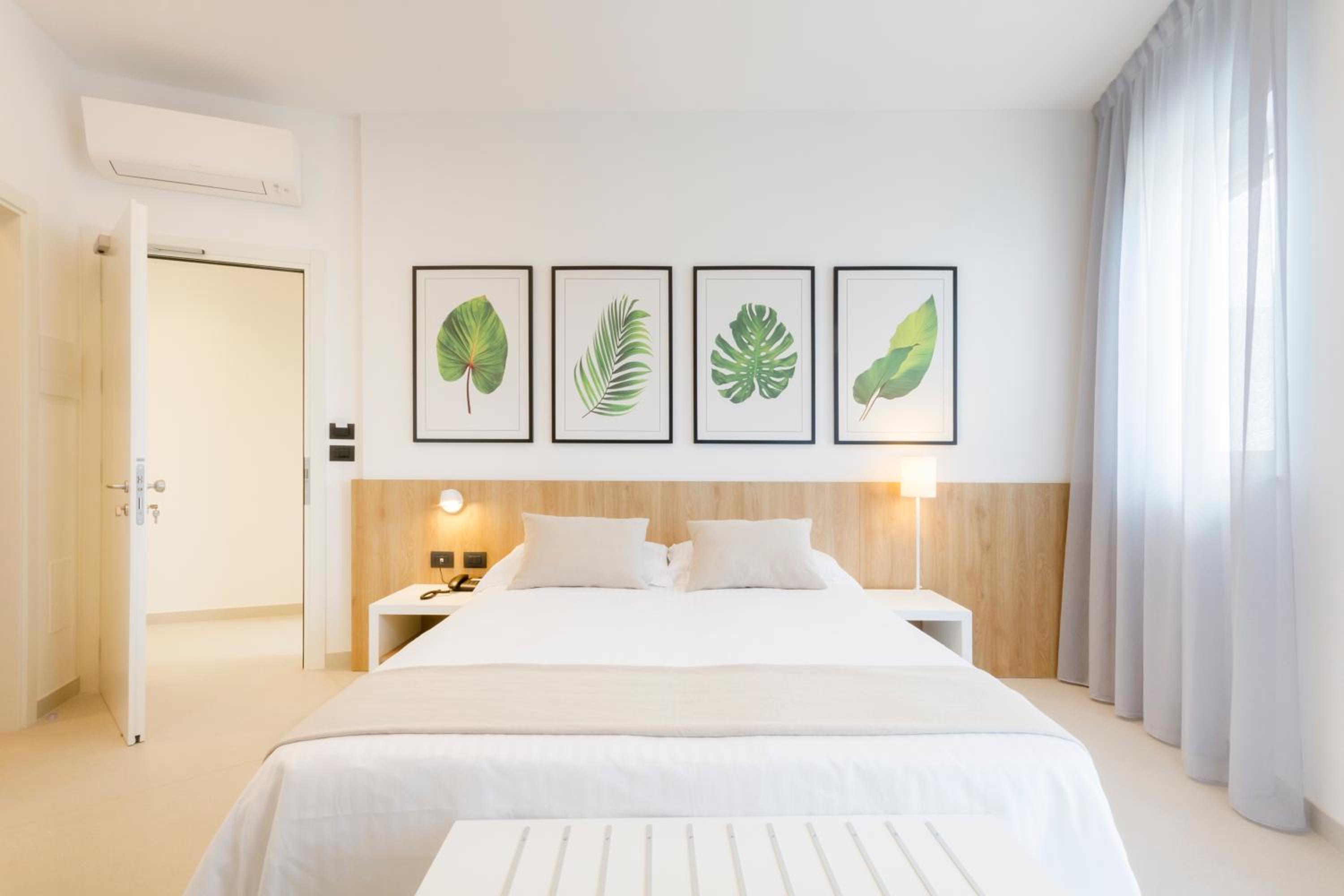 Standard Double or Twin Room with Sea View - Photo 10