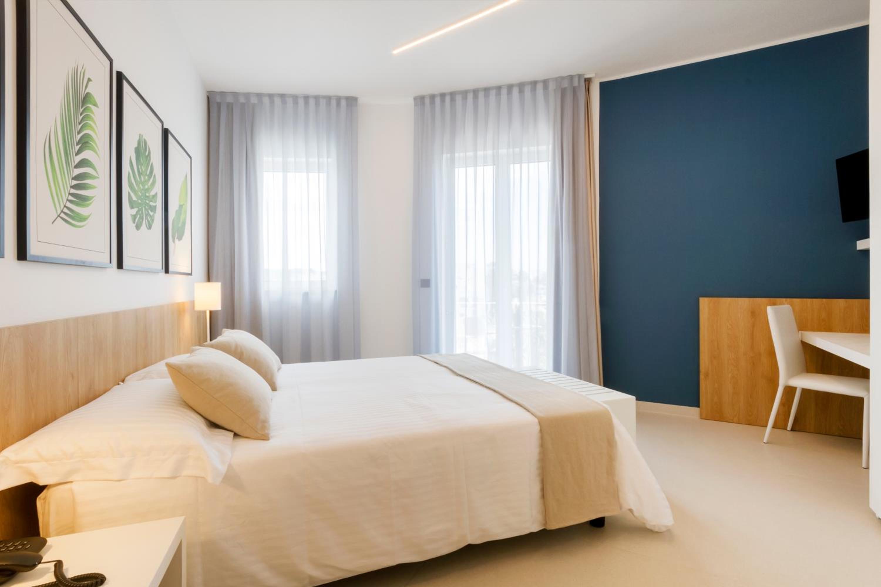 Standard Double or Twin Room with Sea View - Photo 11