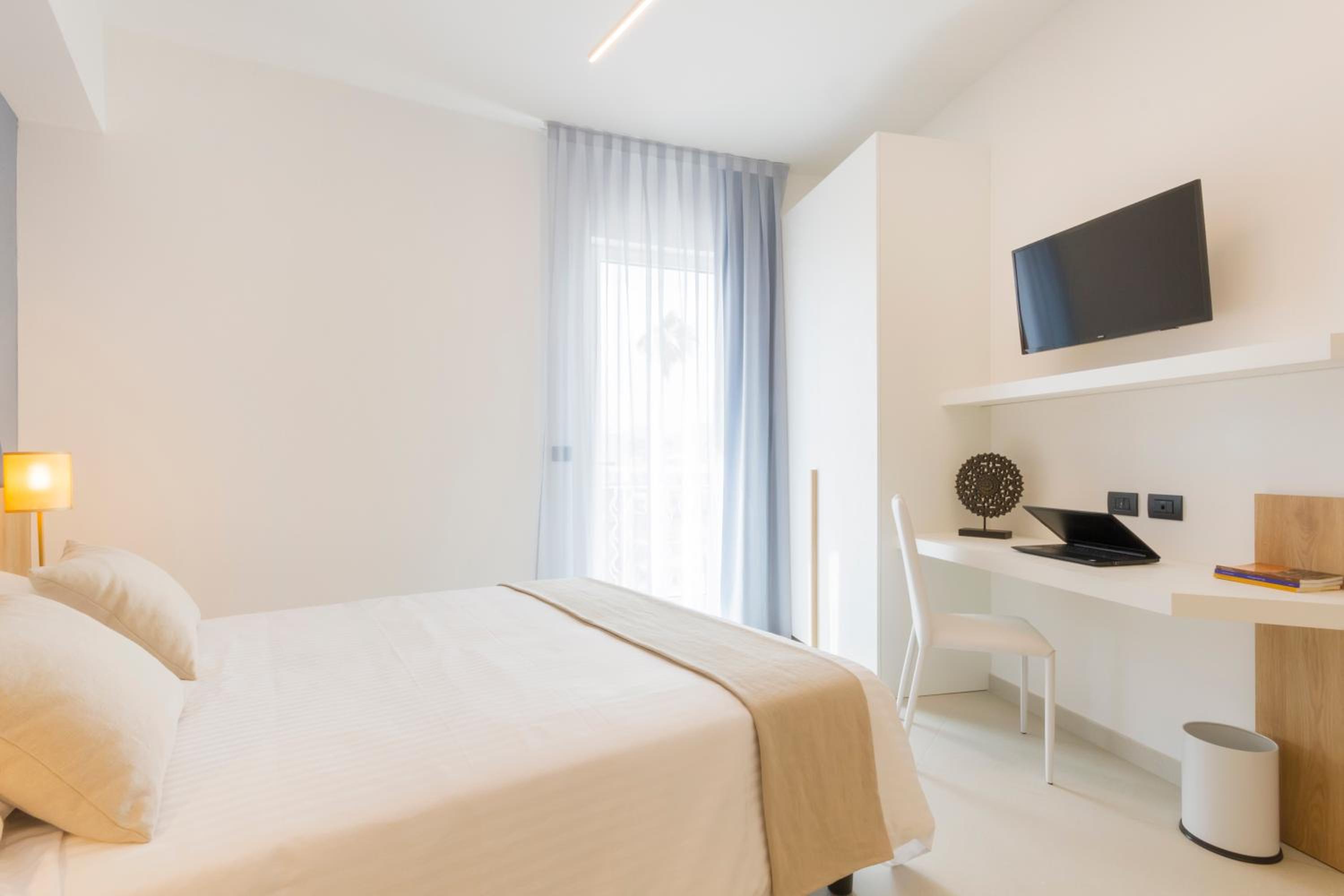 Standard Double or Twin Room with Sea View - Photo 12