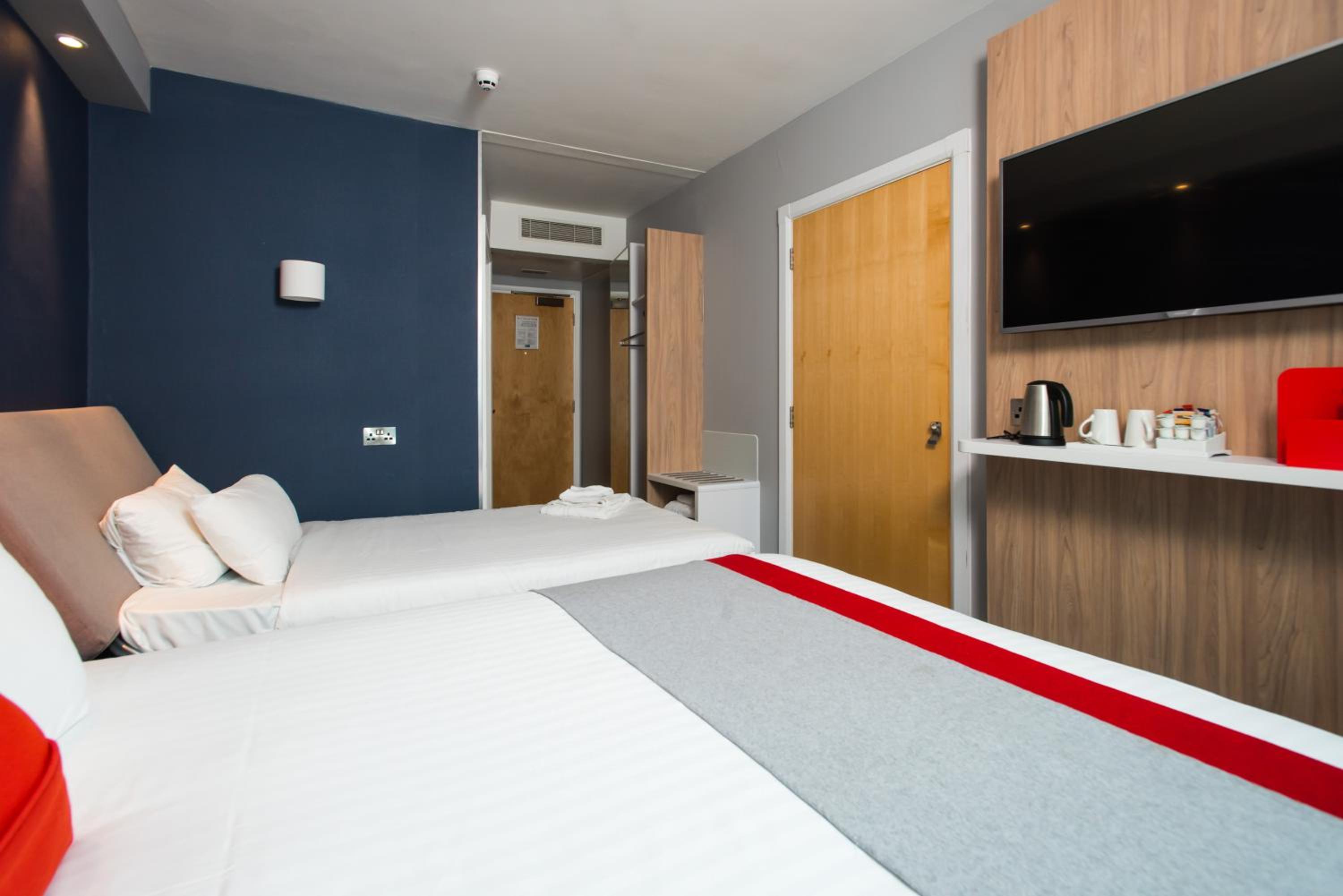 Standard Double Room with Single Sofa Bed and Free Hot Breakfast photo 1