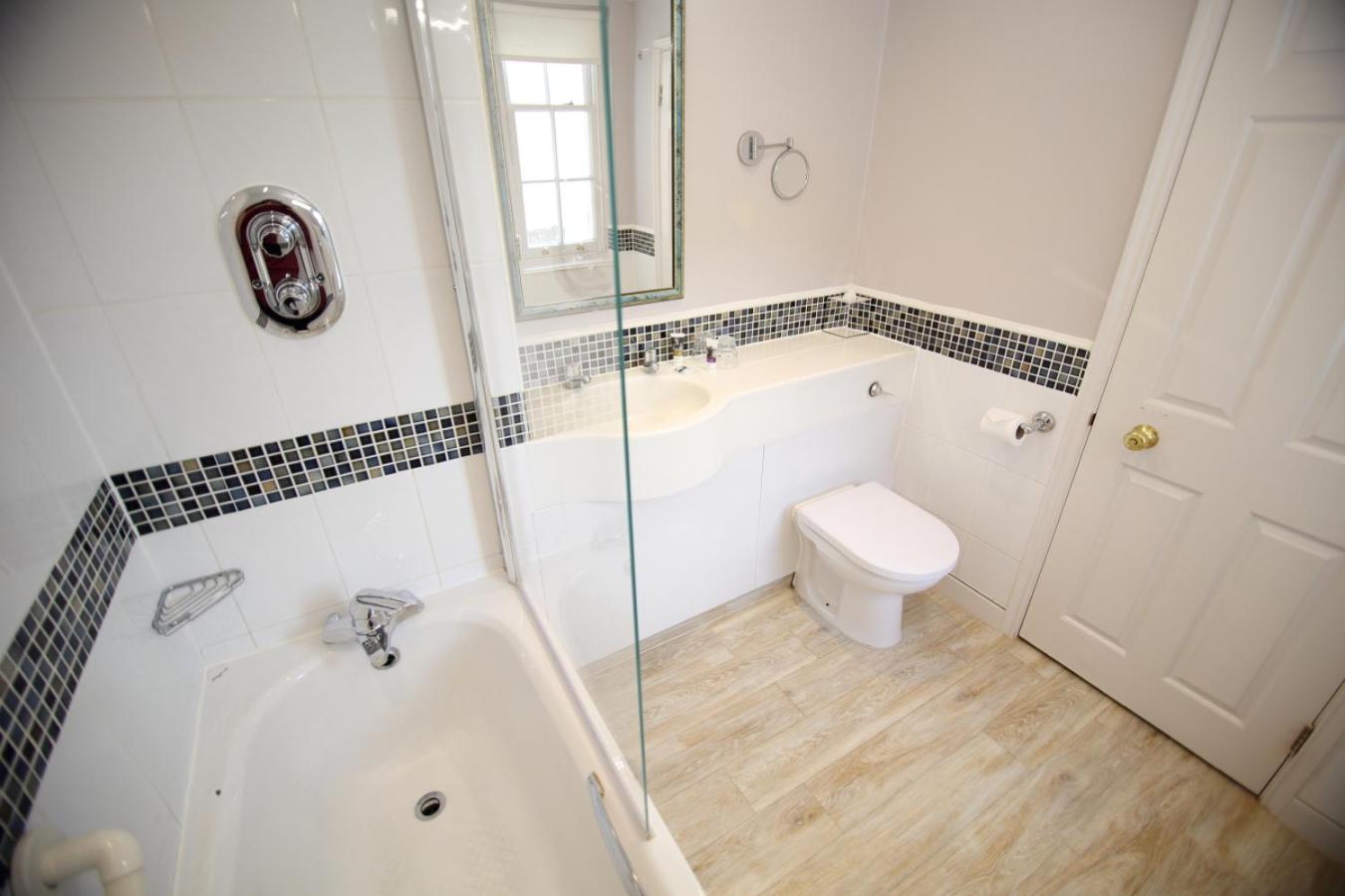 Classic Family Room - Photo 14