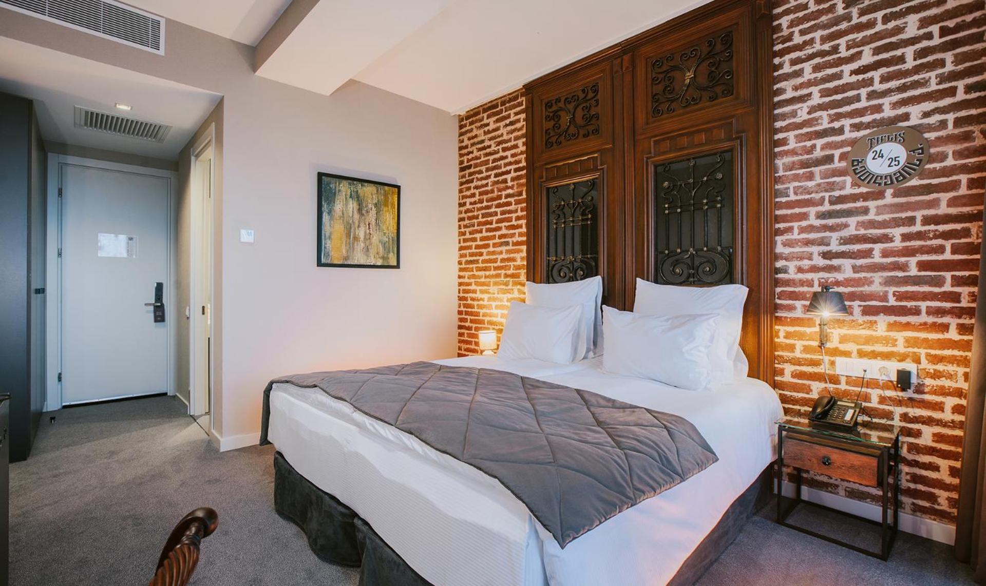 Superior Double or Twin Room with City View - Photo 8