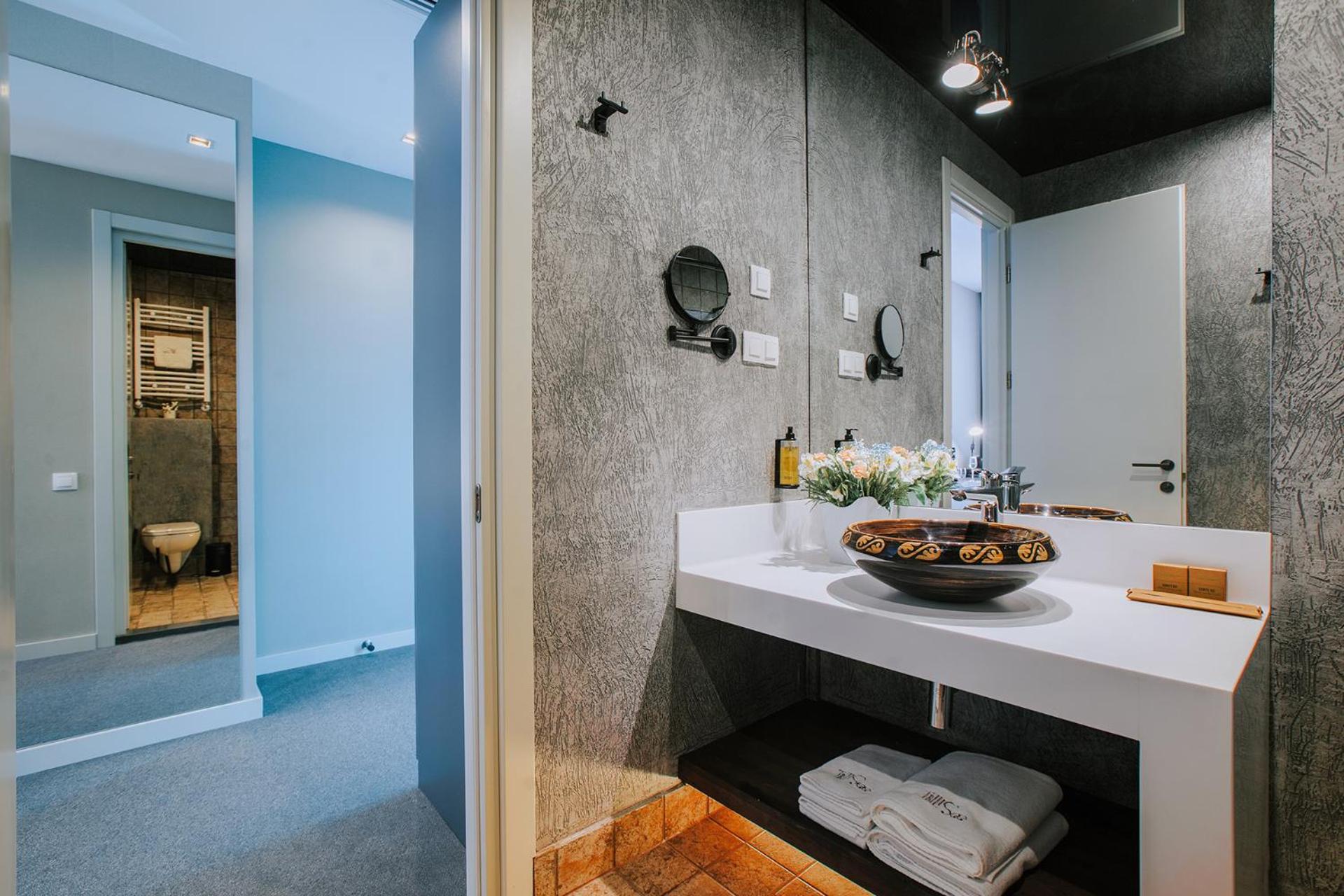 Superior Double or Twin Room with City View - Photo 5
