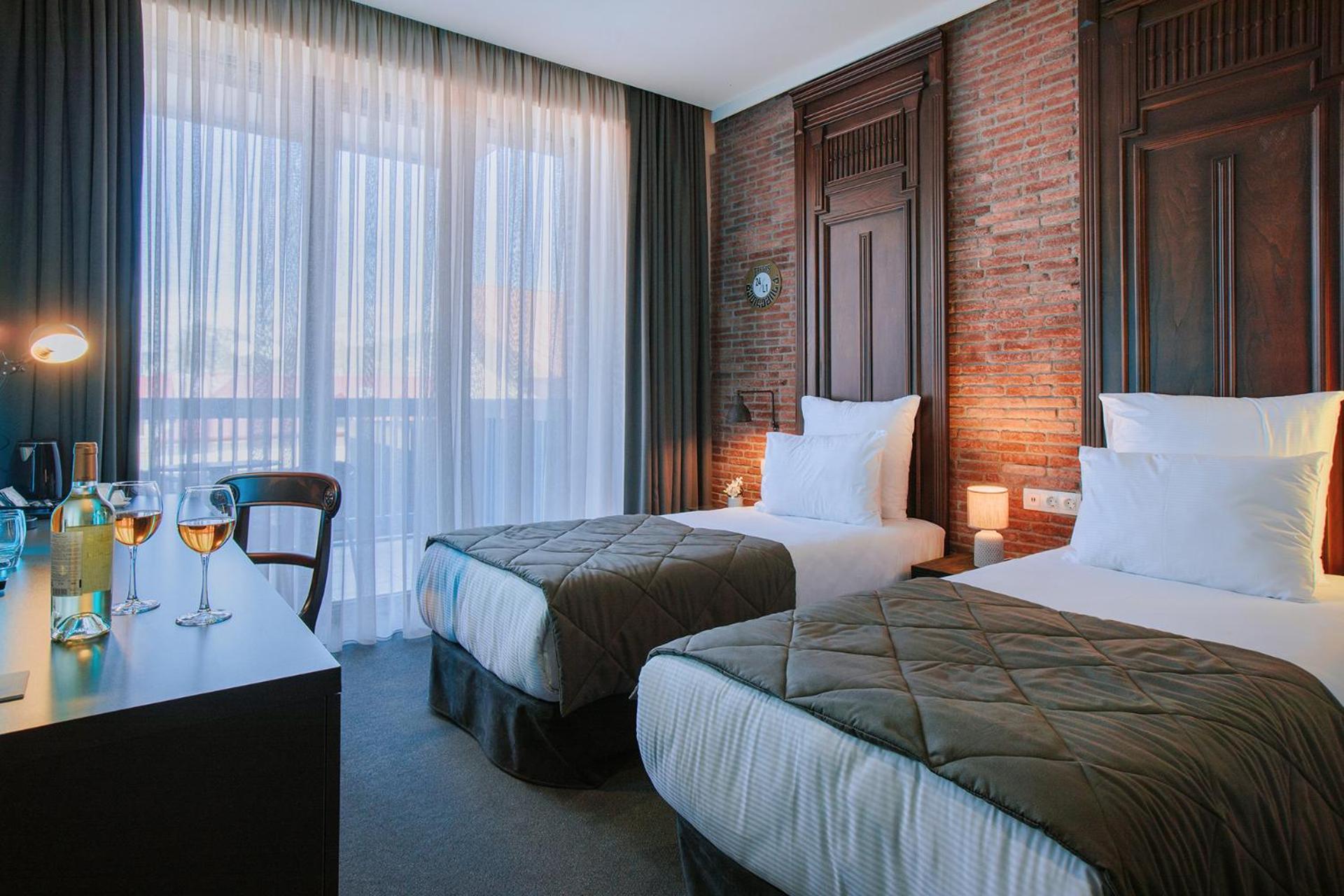 Superior Double or Twin Room with City View - Photo 2
