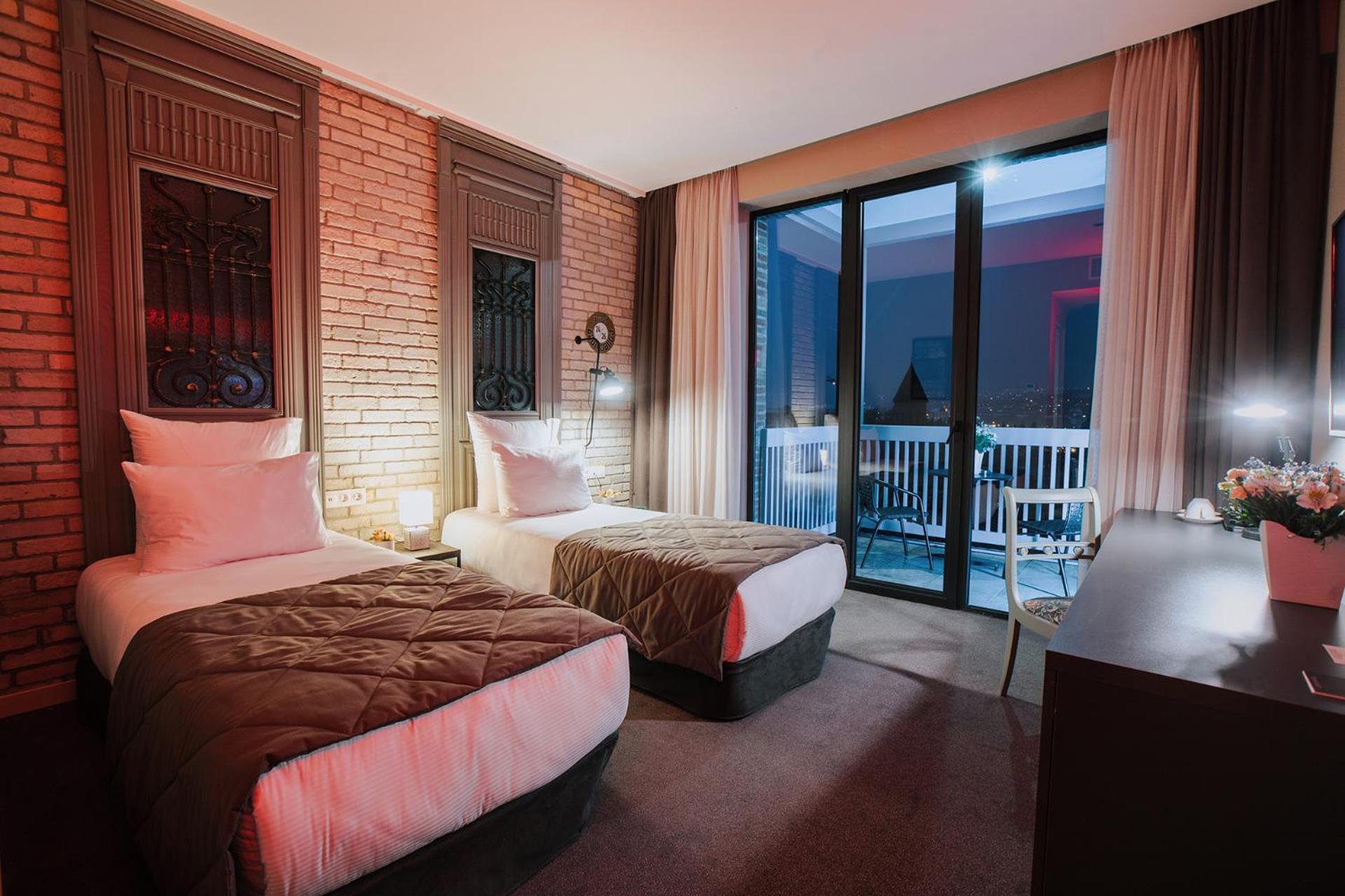 Superior Double or Twin Room with City View - Photo 3