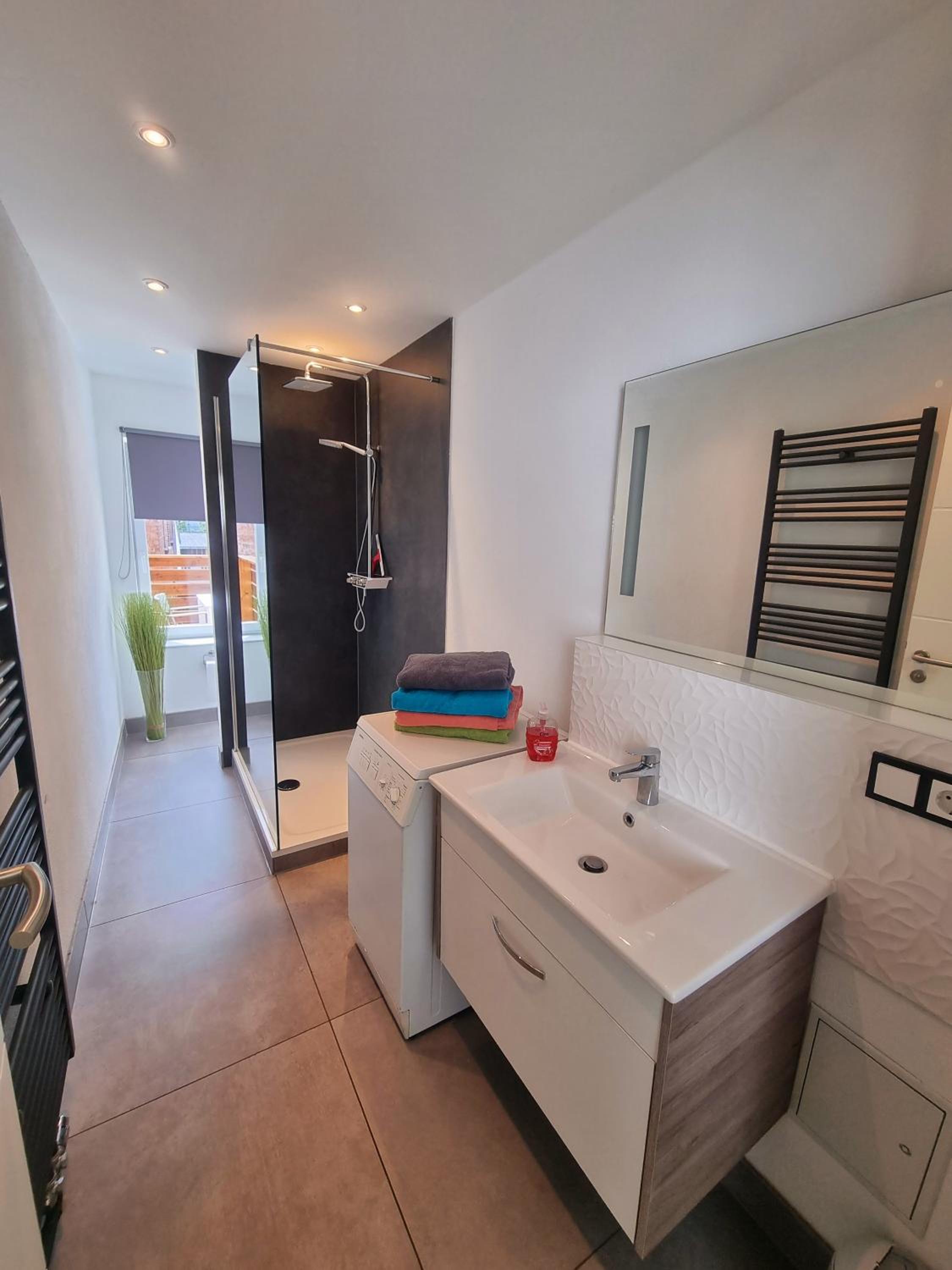 Apartment with Balcony - Photo 3