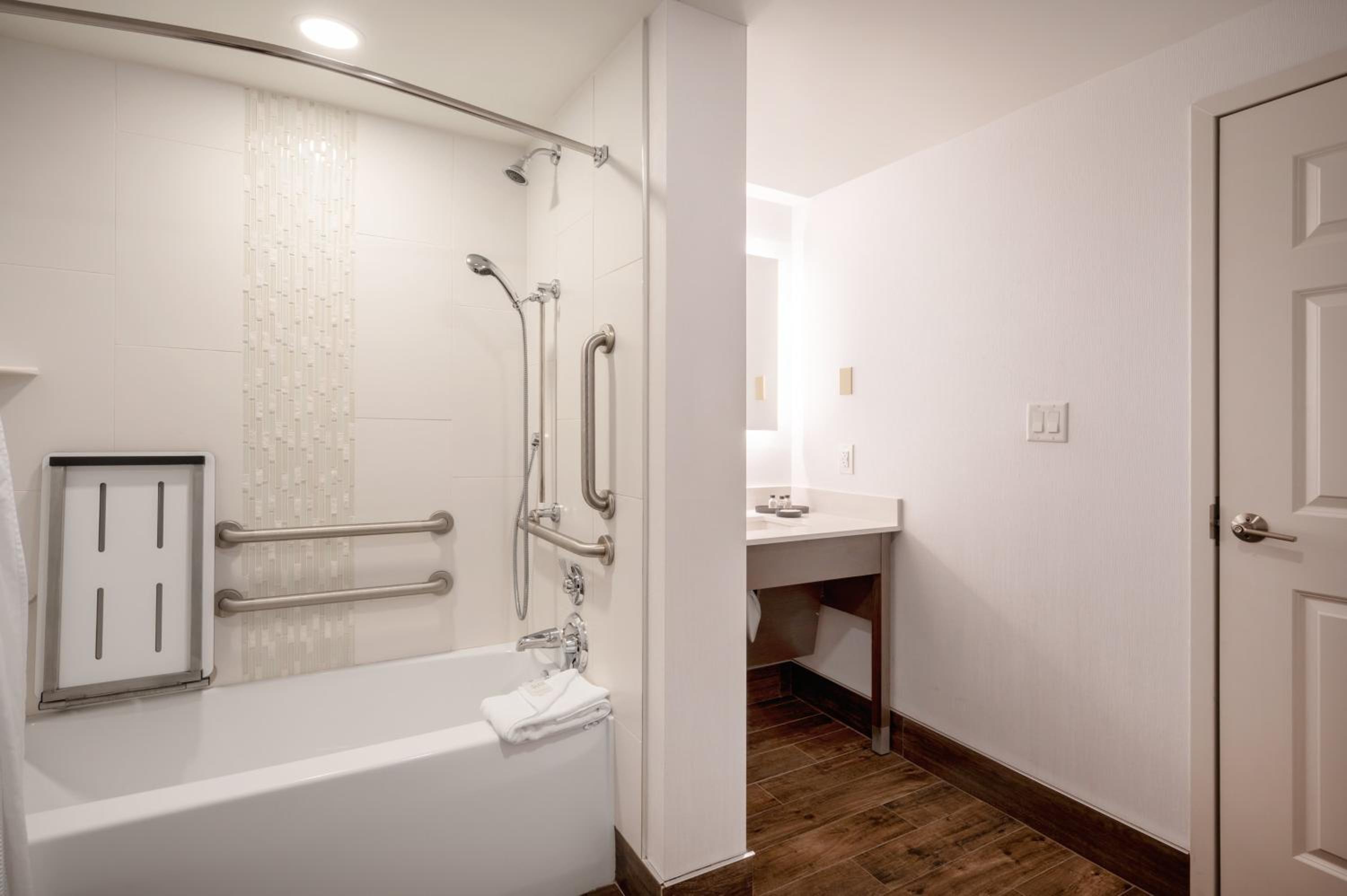 Junior King Suite with Mobility Accessible Tub - Photo 3