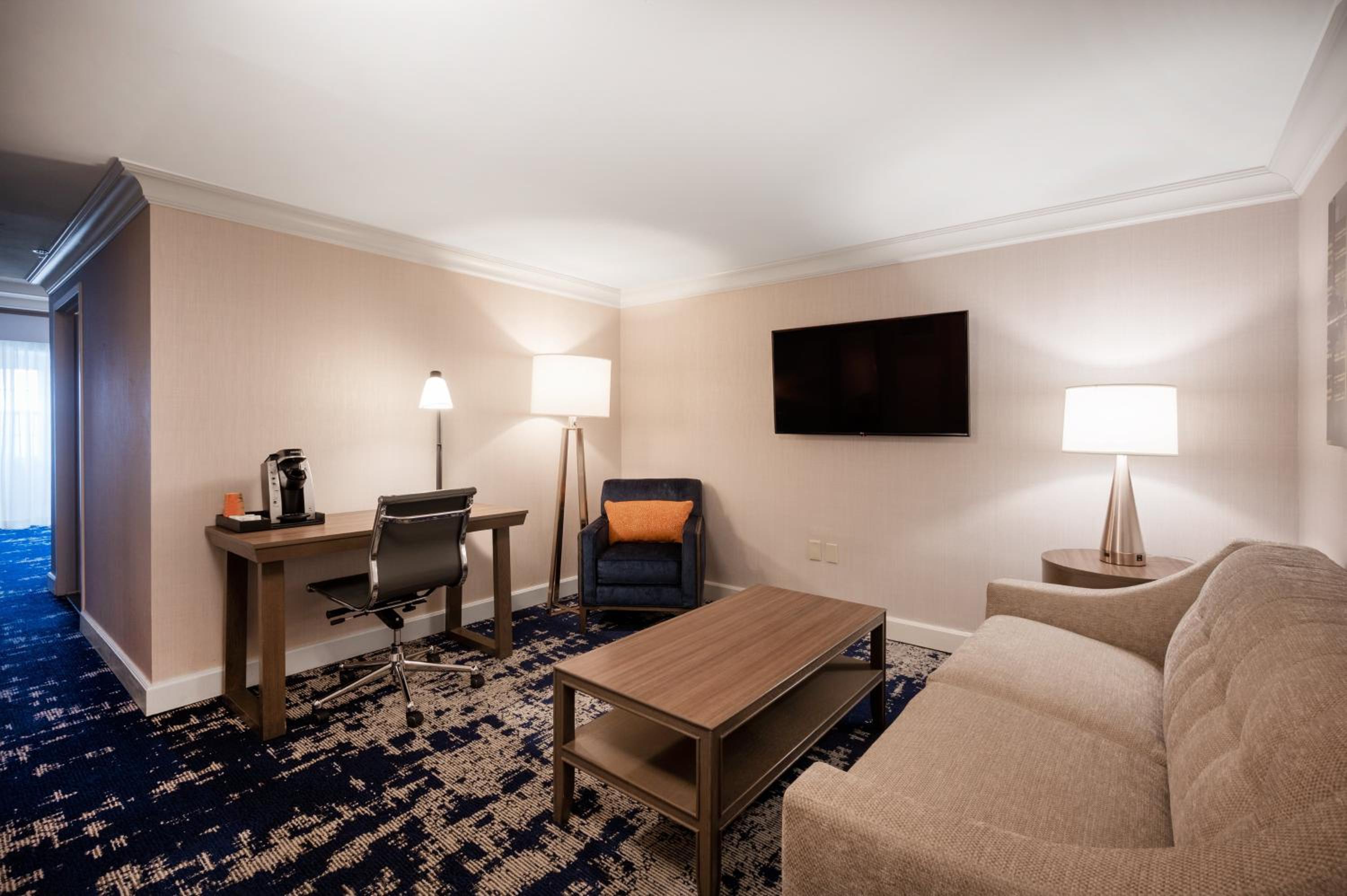 Junior King Suite with Mobility Accessible Tub - Photo 4