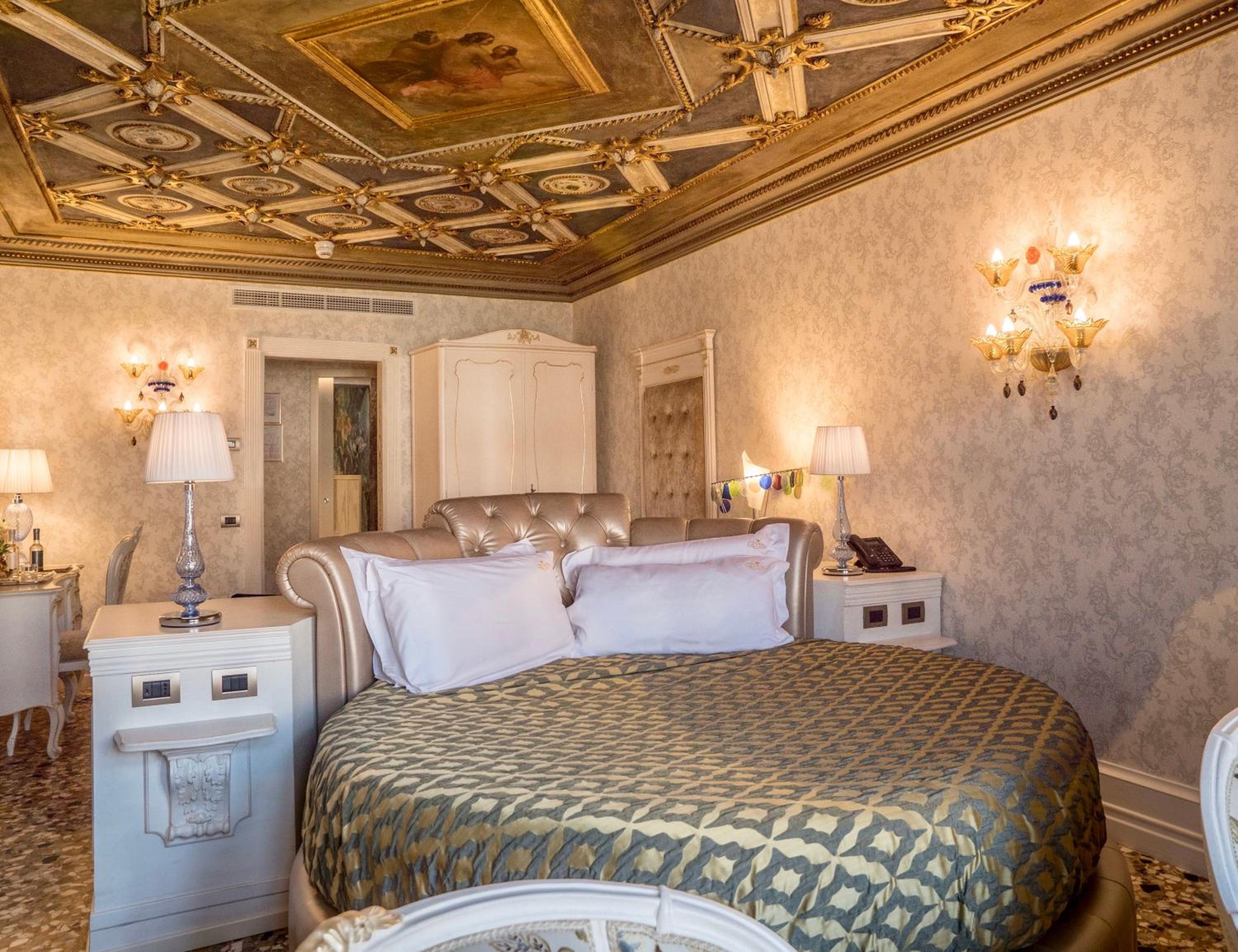 Junior Suite with Grand Canal View