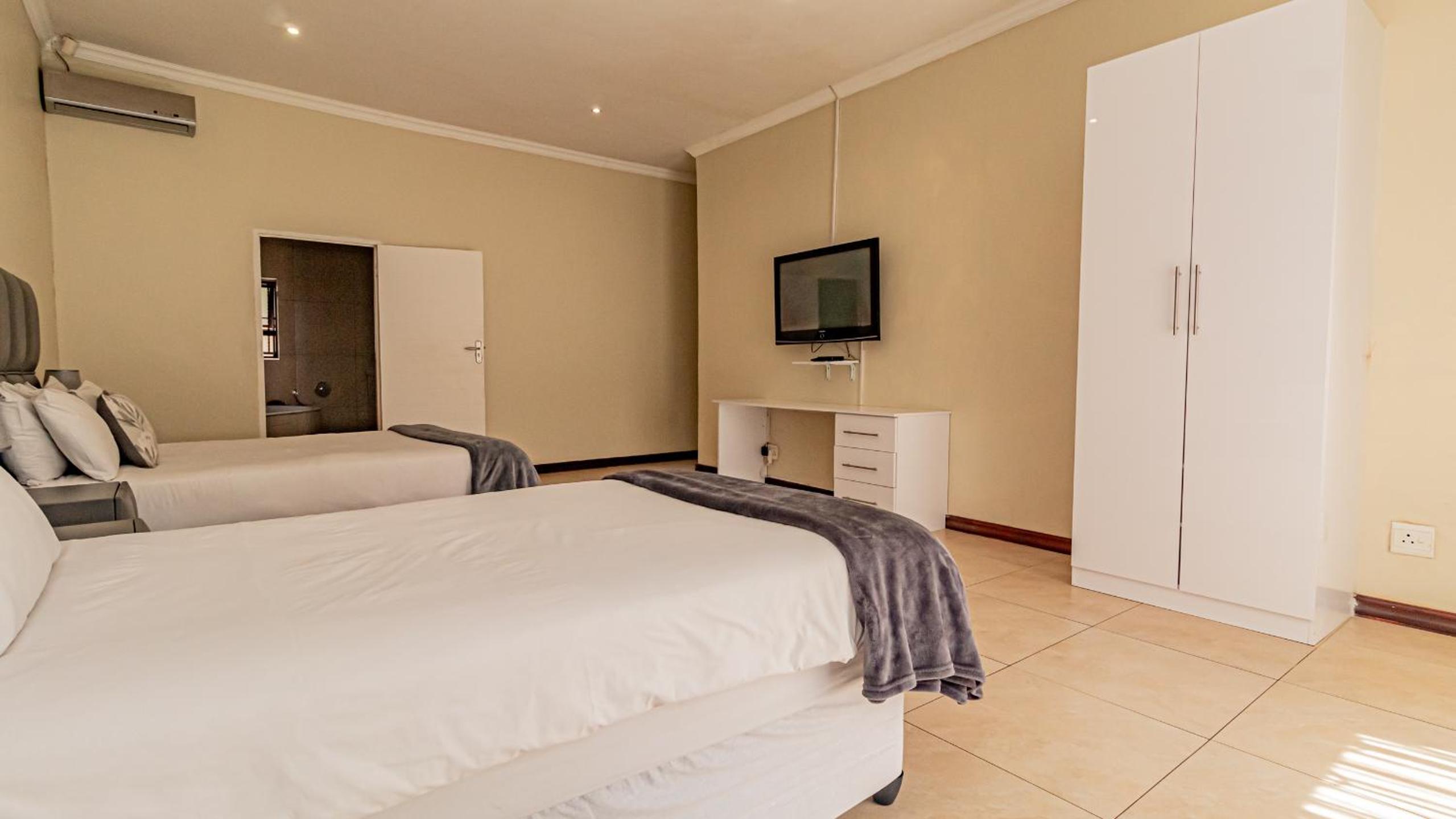 Double Room with Private Bathroom photo 3