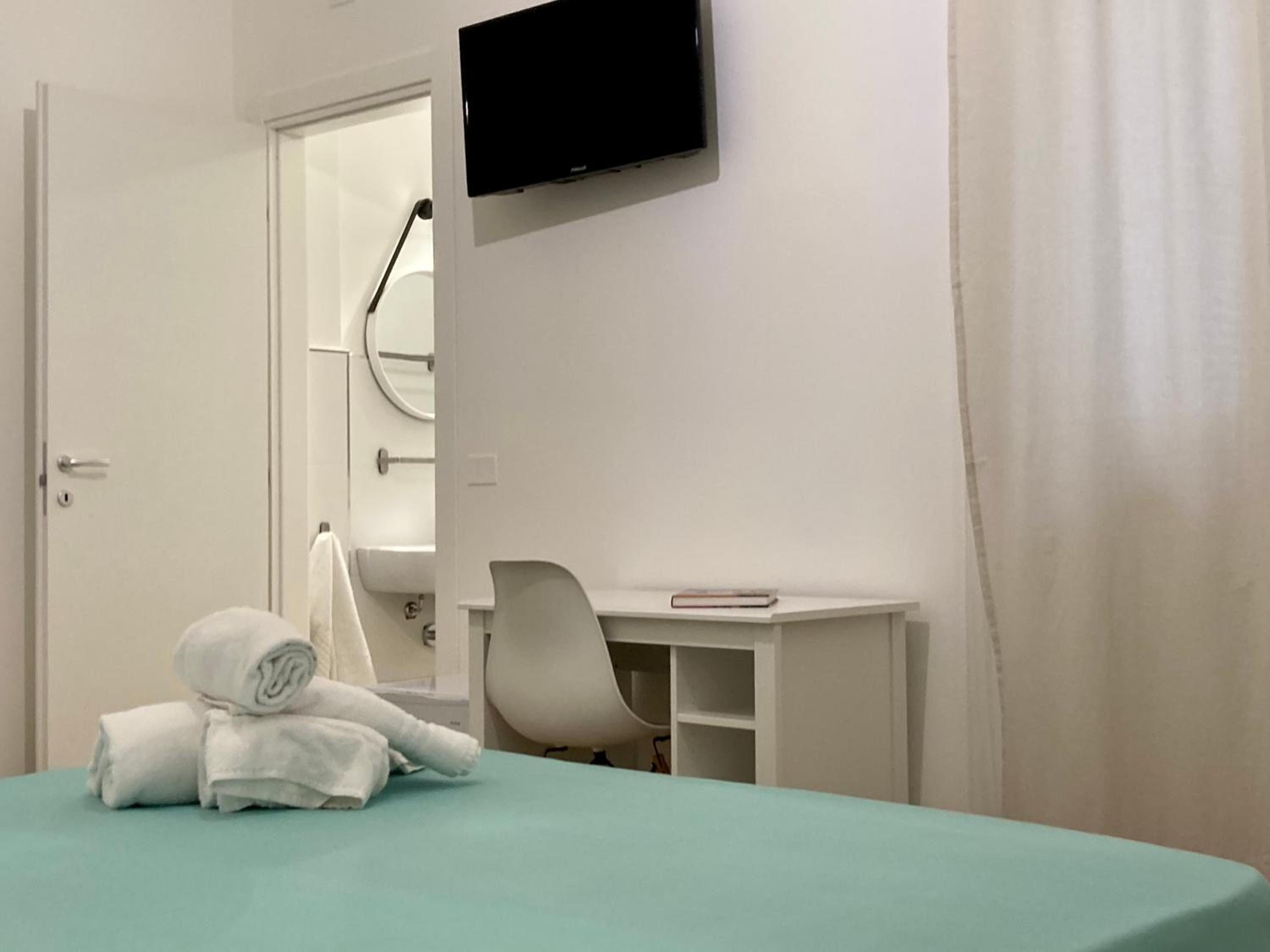Quadruple Room with Private Bathroom - Photo 4