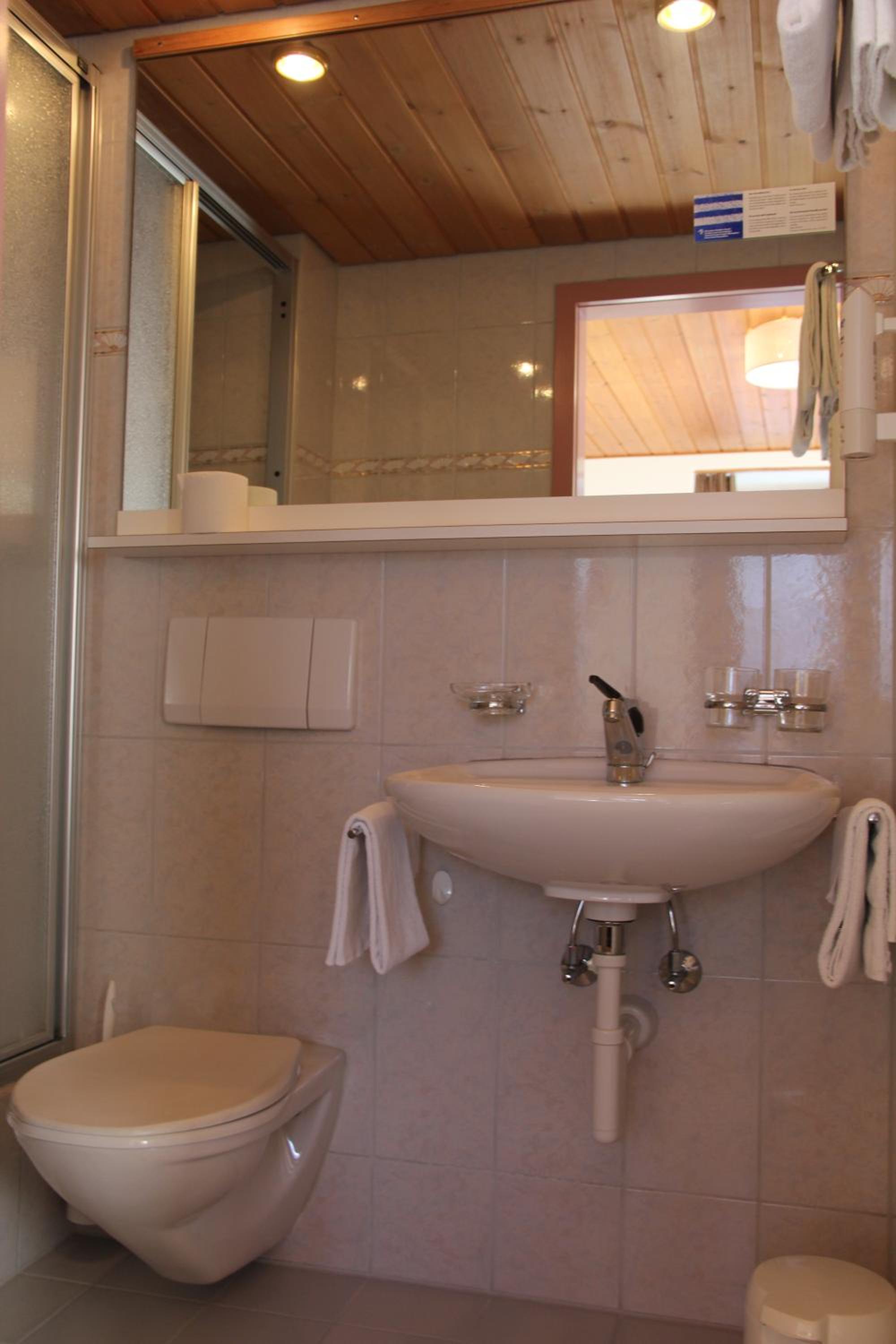 Double Room with Shower - Photo 5
