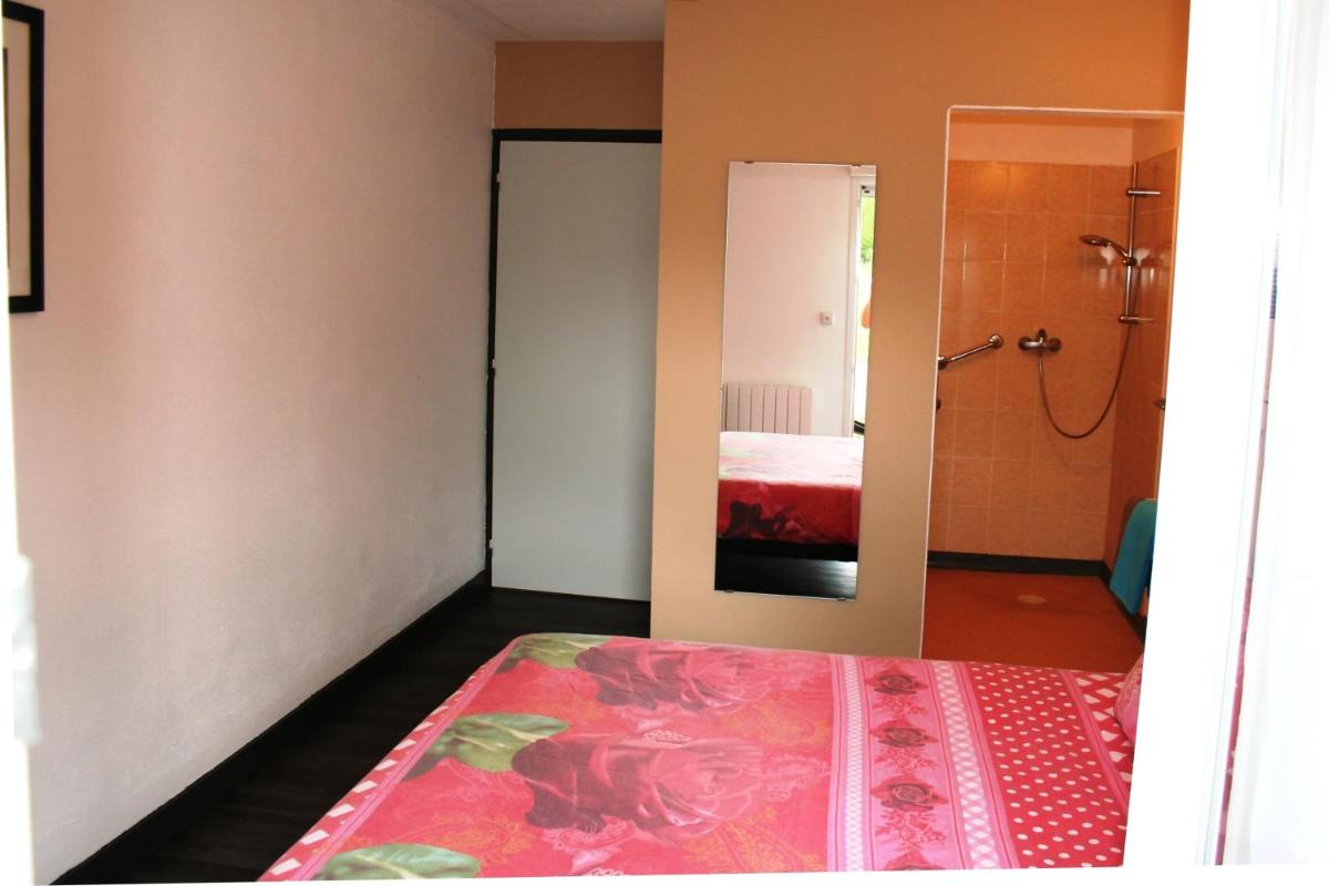 King Room with Roll-In Shower - Disability Access - Photo 6