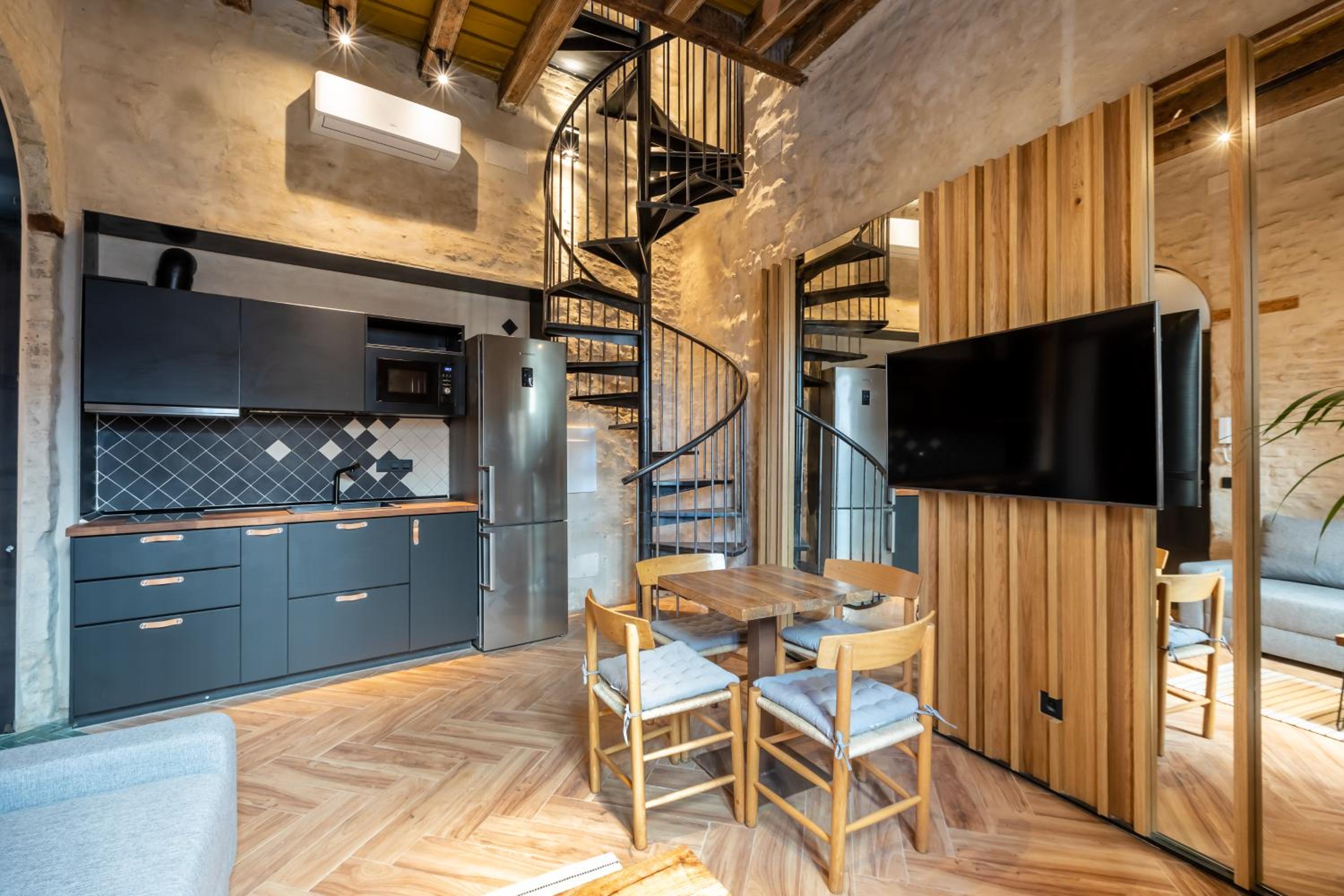 Apartment - Split Level - Photo 5
