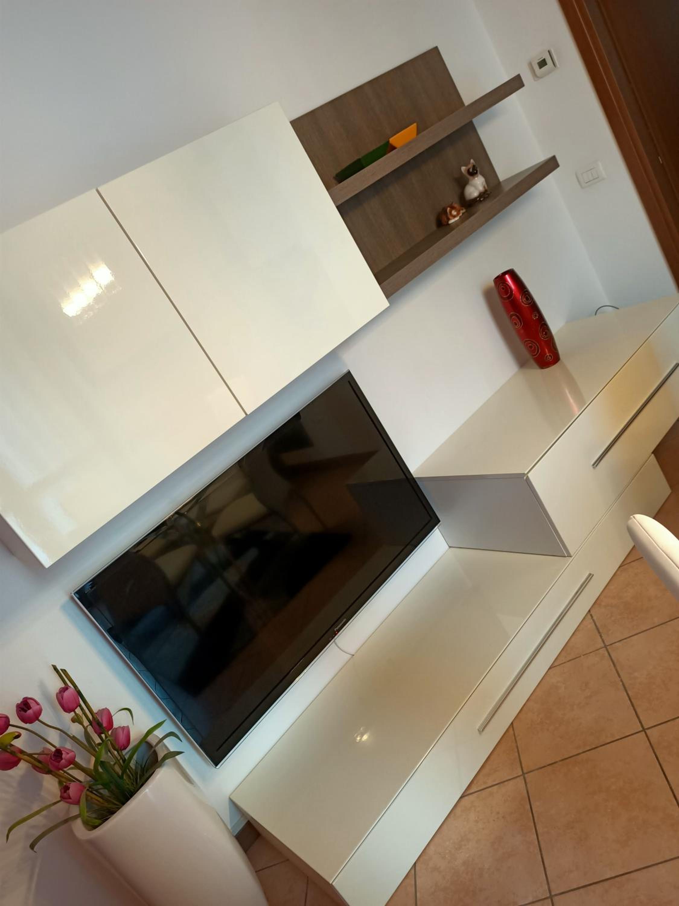 One-Bedroom Apartment - Photo 2