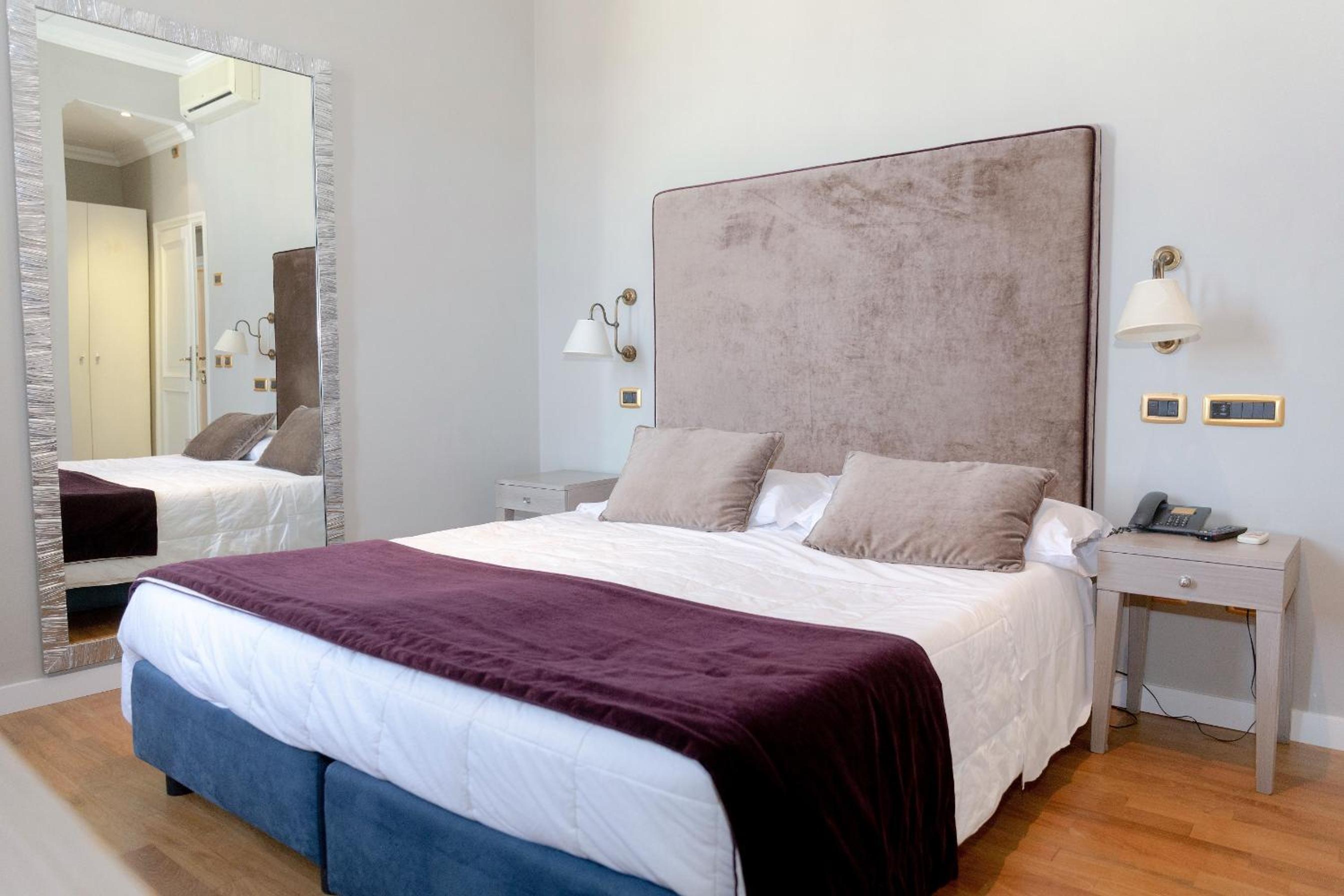 Classic Double or Twin Room - Photo 16