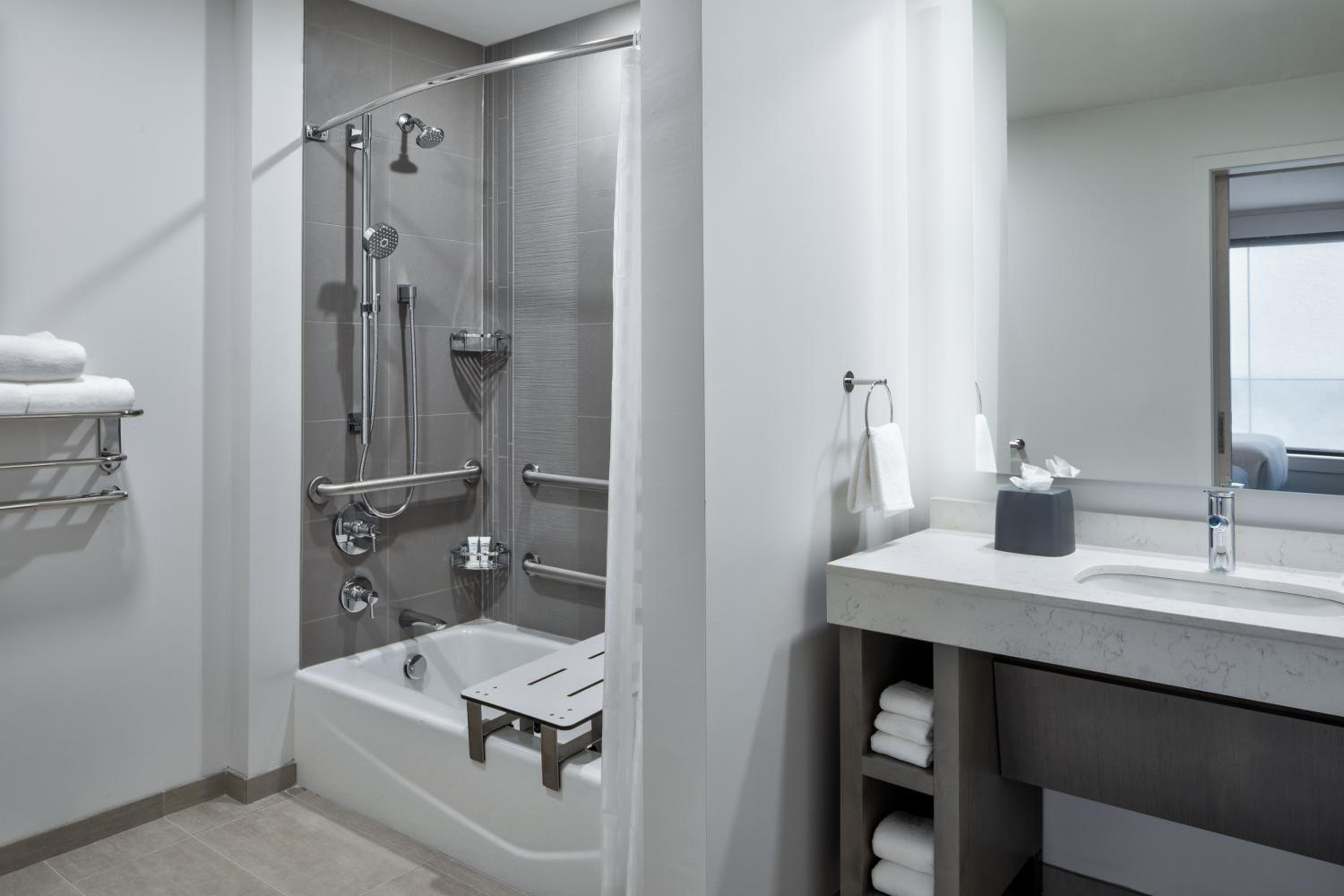 One-Bedroom King Suite with Sofa Bed, Kitchen and Tub - Disability Access - Photo 4