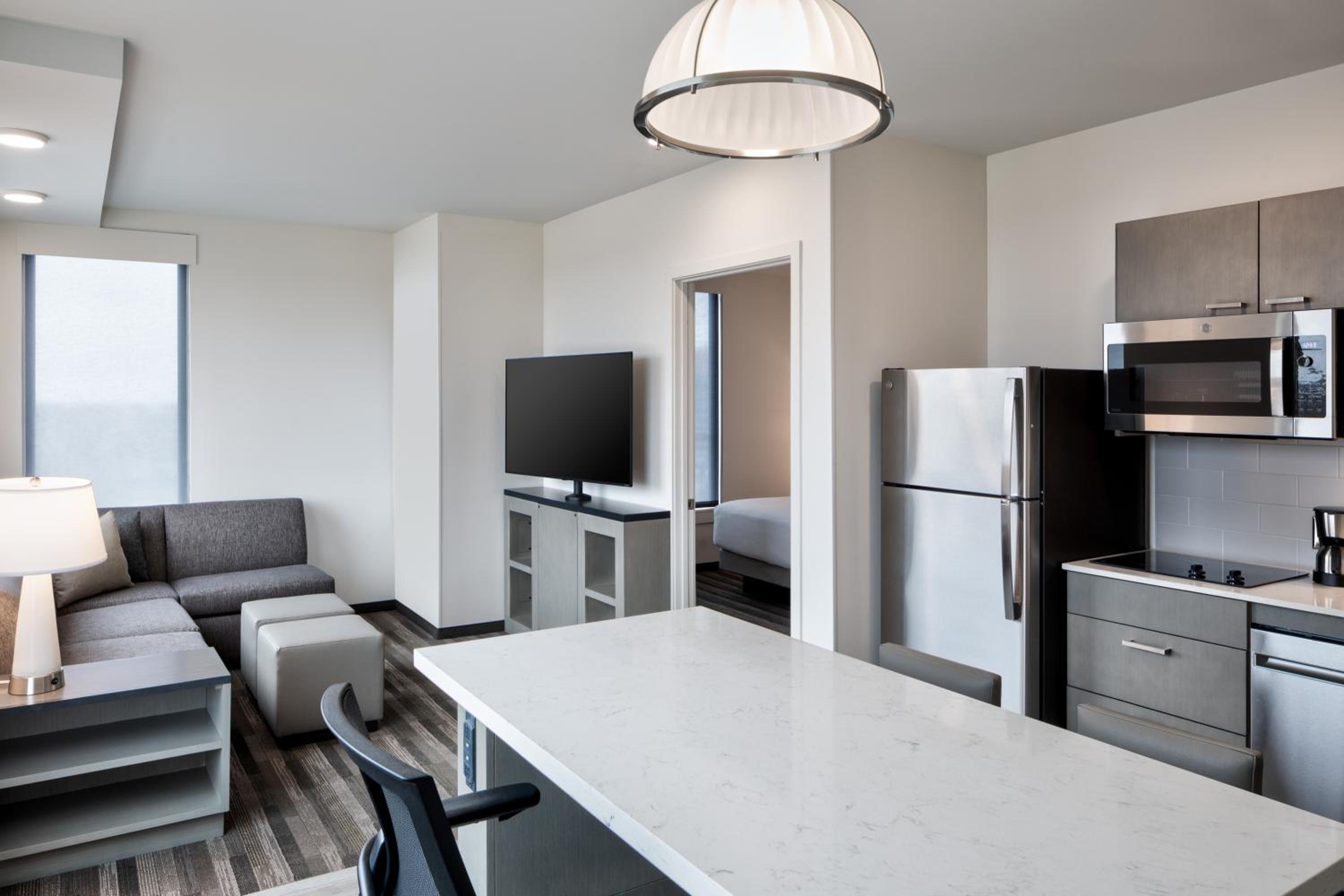 One-Bedroom King Suite with Sofa Bed, Kitchen and Tub - Disability Access - Photo 6