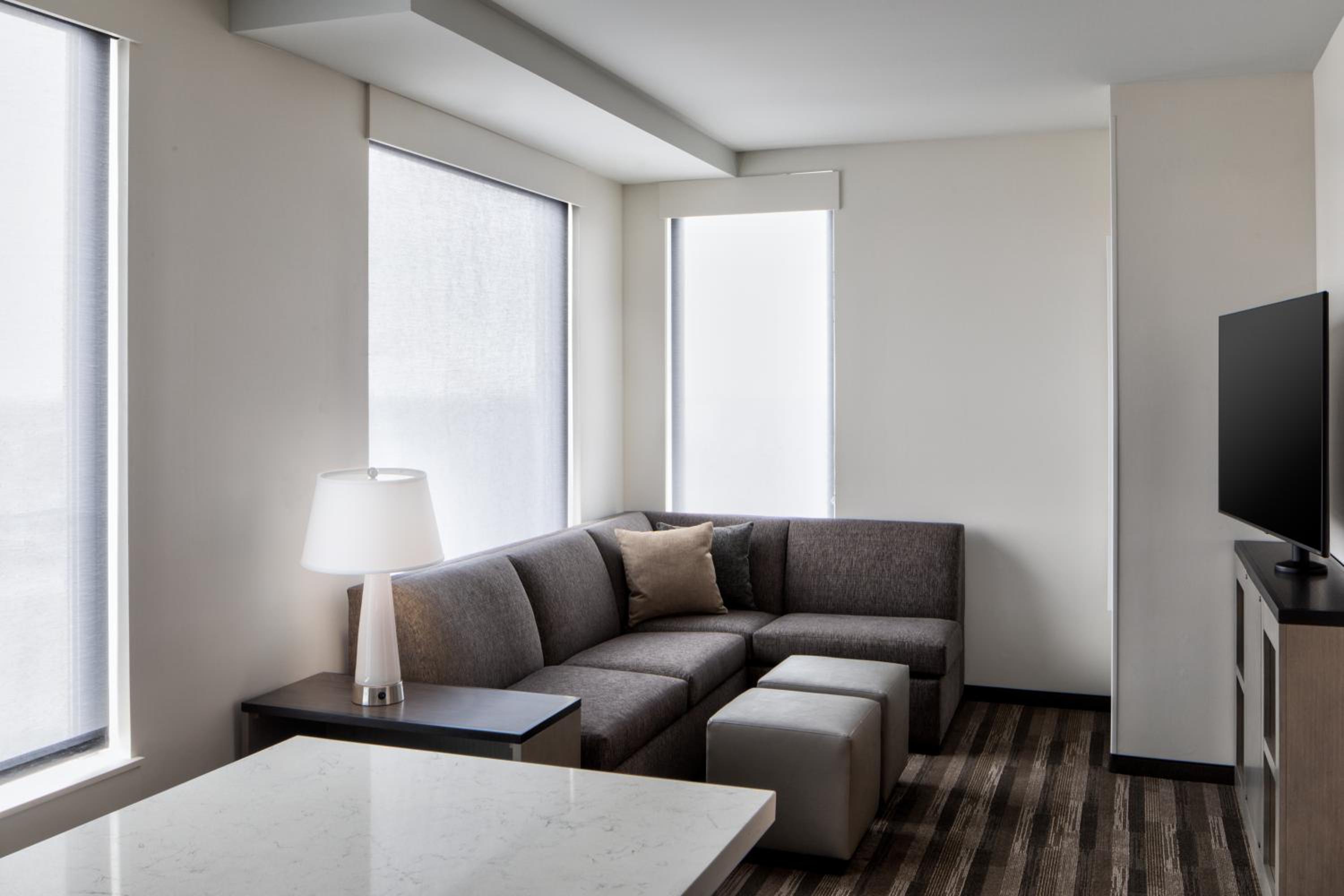 One-Bedroom King Suite with Sofa Bed, Kitchen and Tub - Disability Access - Photo 5