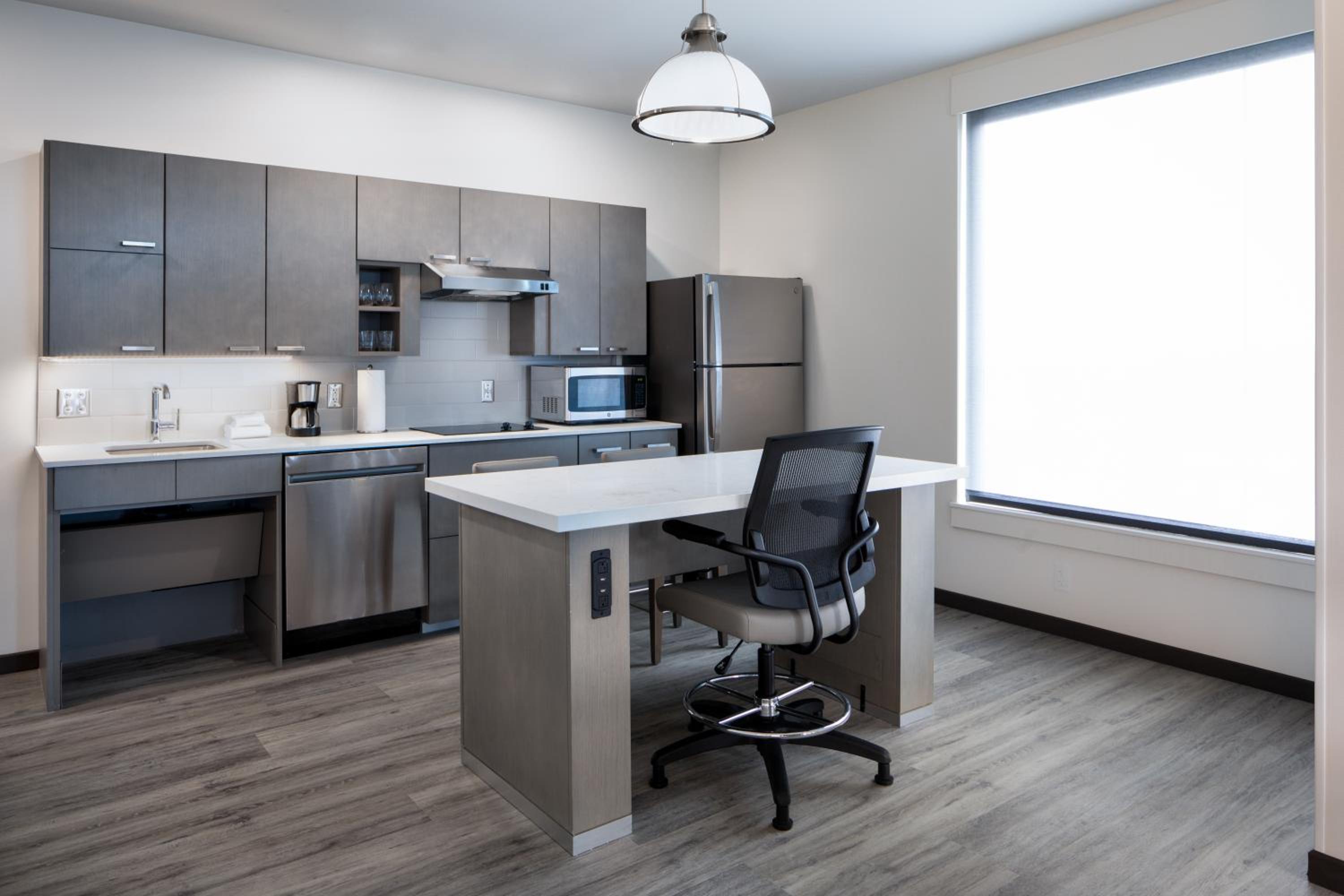 One-Bedroom King Suite with Sofa Bed, Kitchen and Tub - Disability Access - Photo 2