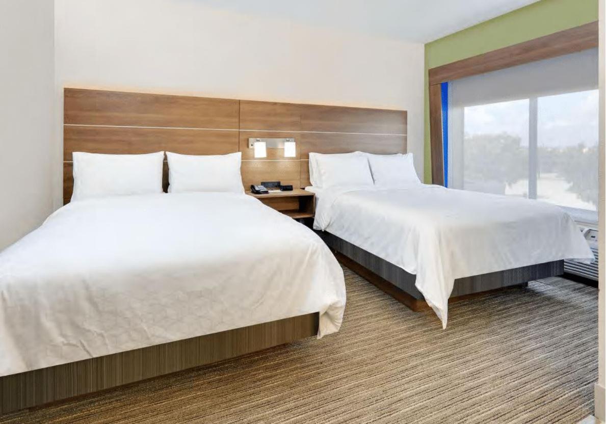 Queen Suite with Two Queen Beds - Photo 1