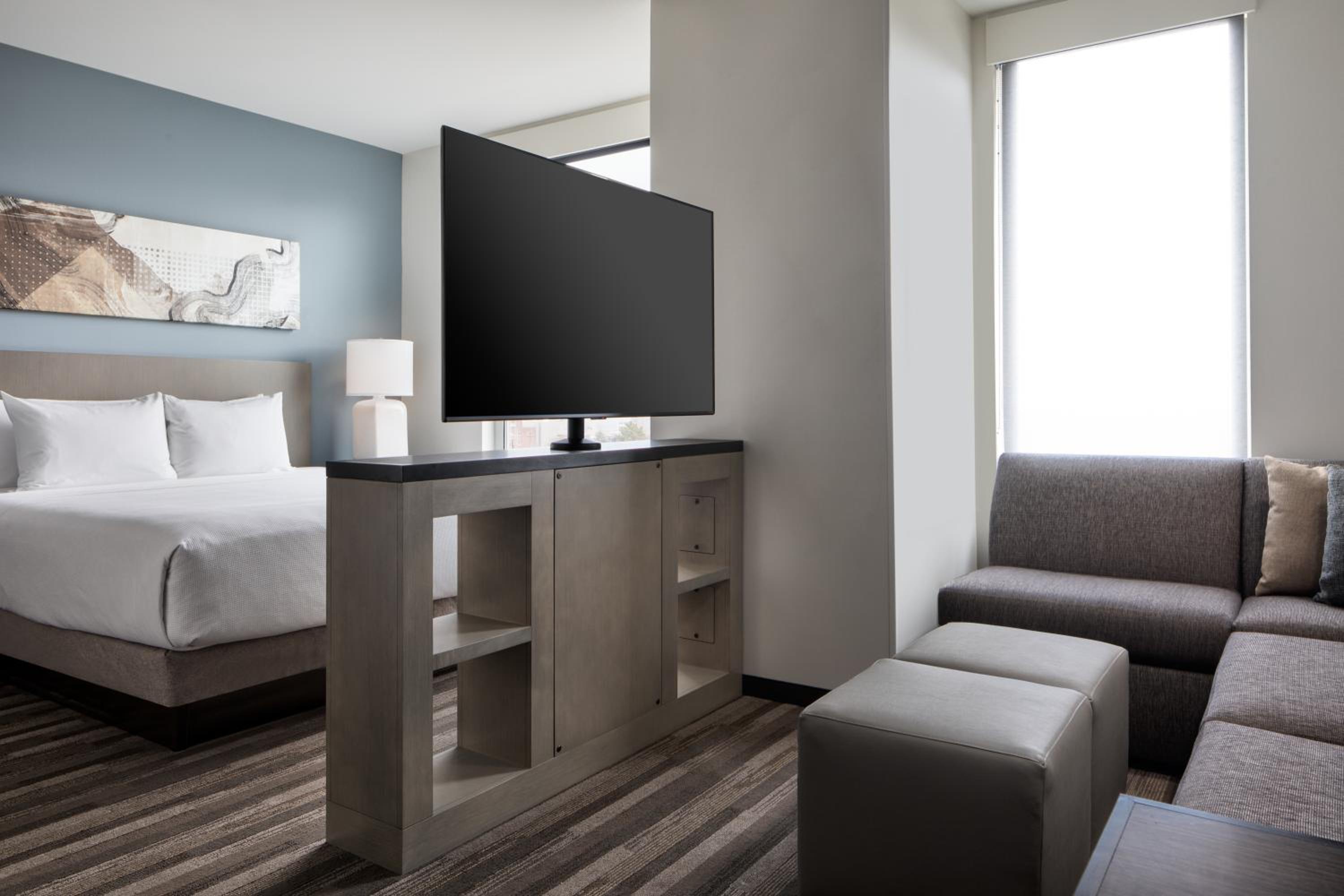 King Studio Suite with Sofa Bed and Roll-In Shower - Disability Access - Photo 3