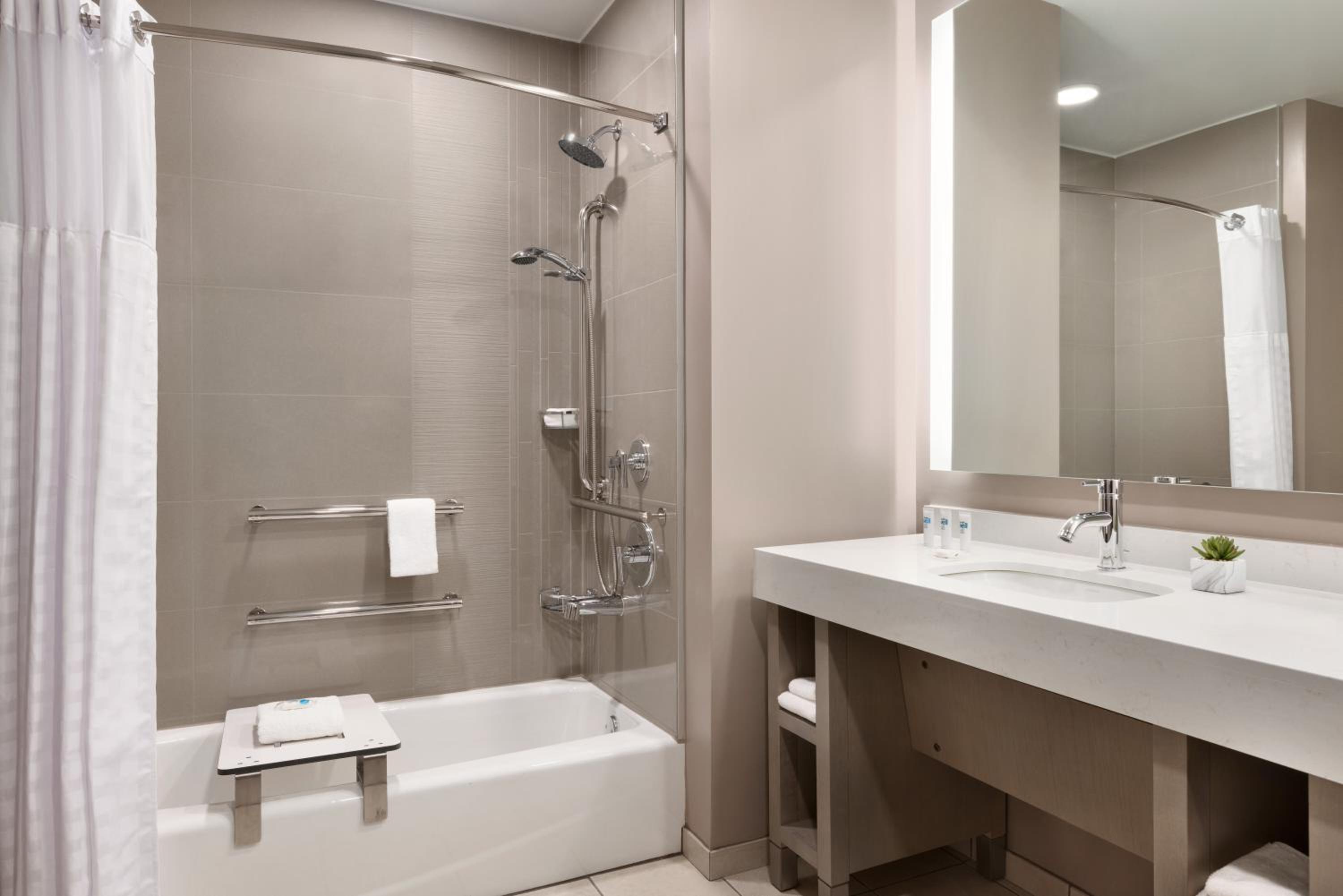 King Studio Suite with Kitchen and Accessible Tub - Disability Access - Photo 4
