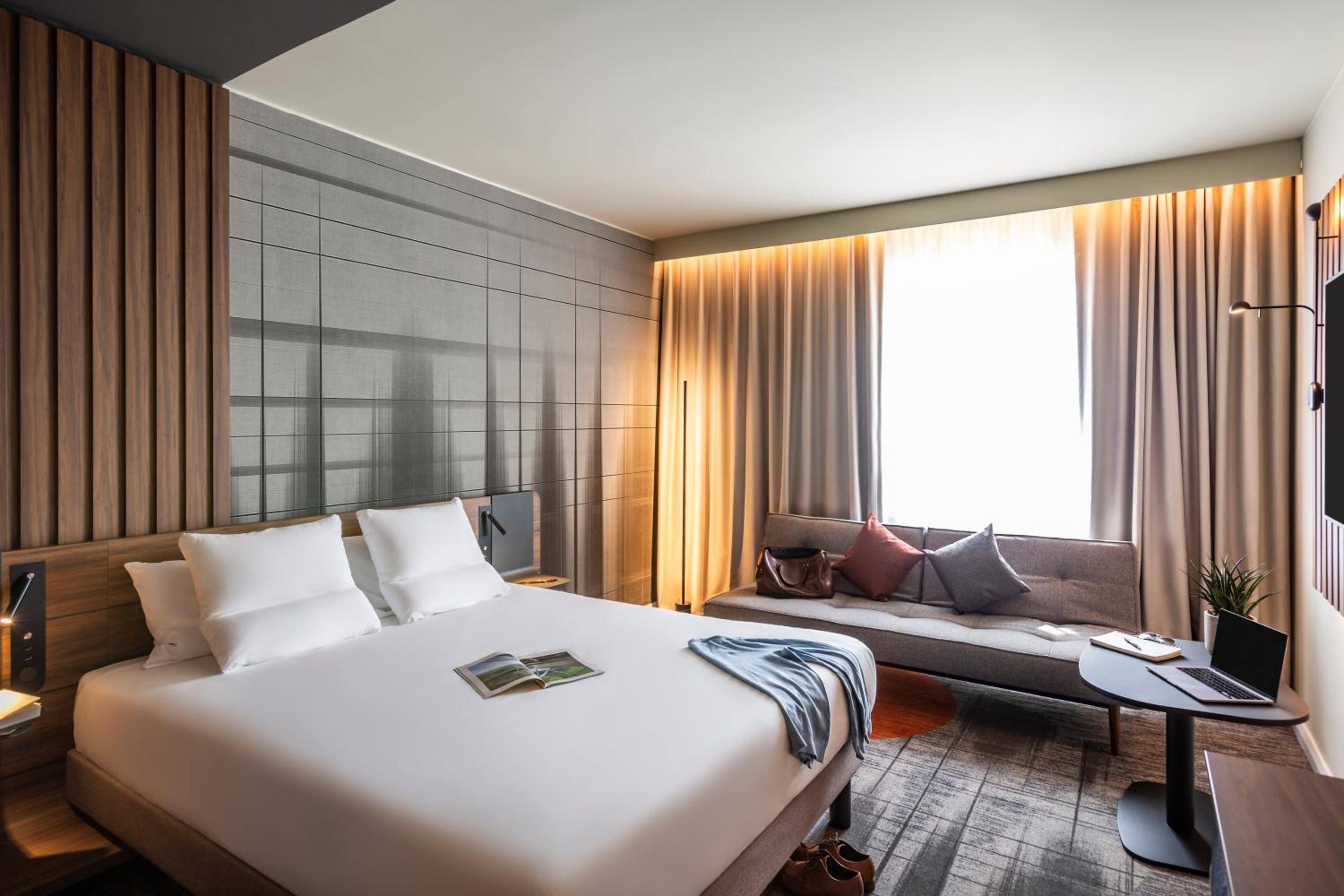 Superior Queen Room with Single Sofa Bed - Photo 2
