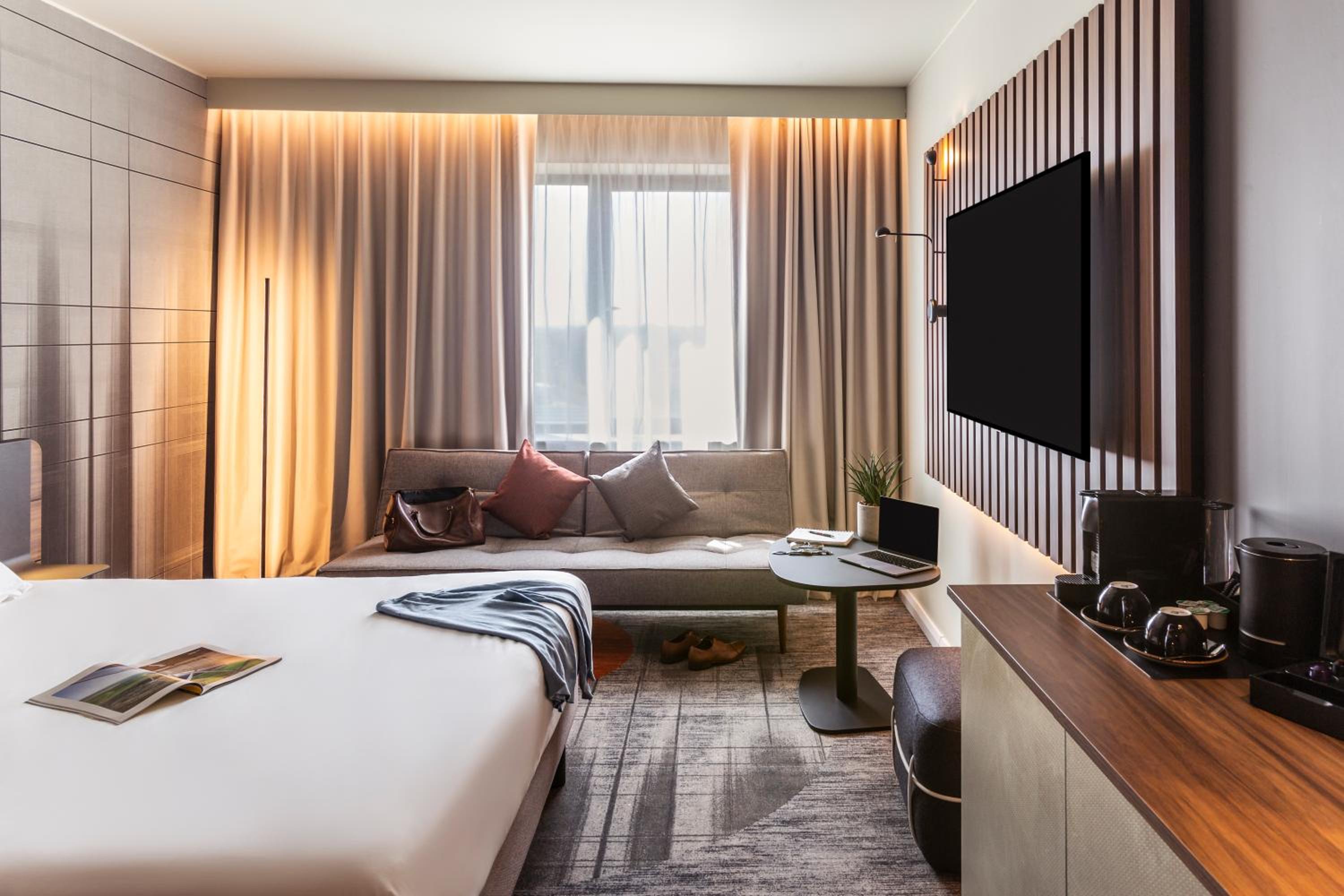 Executive Queen Room with Single Sofa Bed - Photo 5