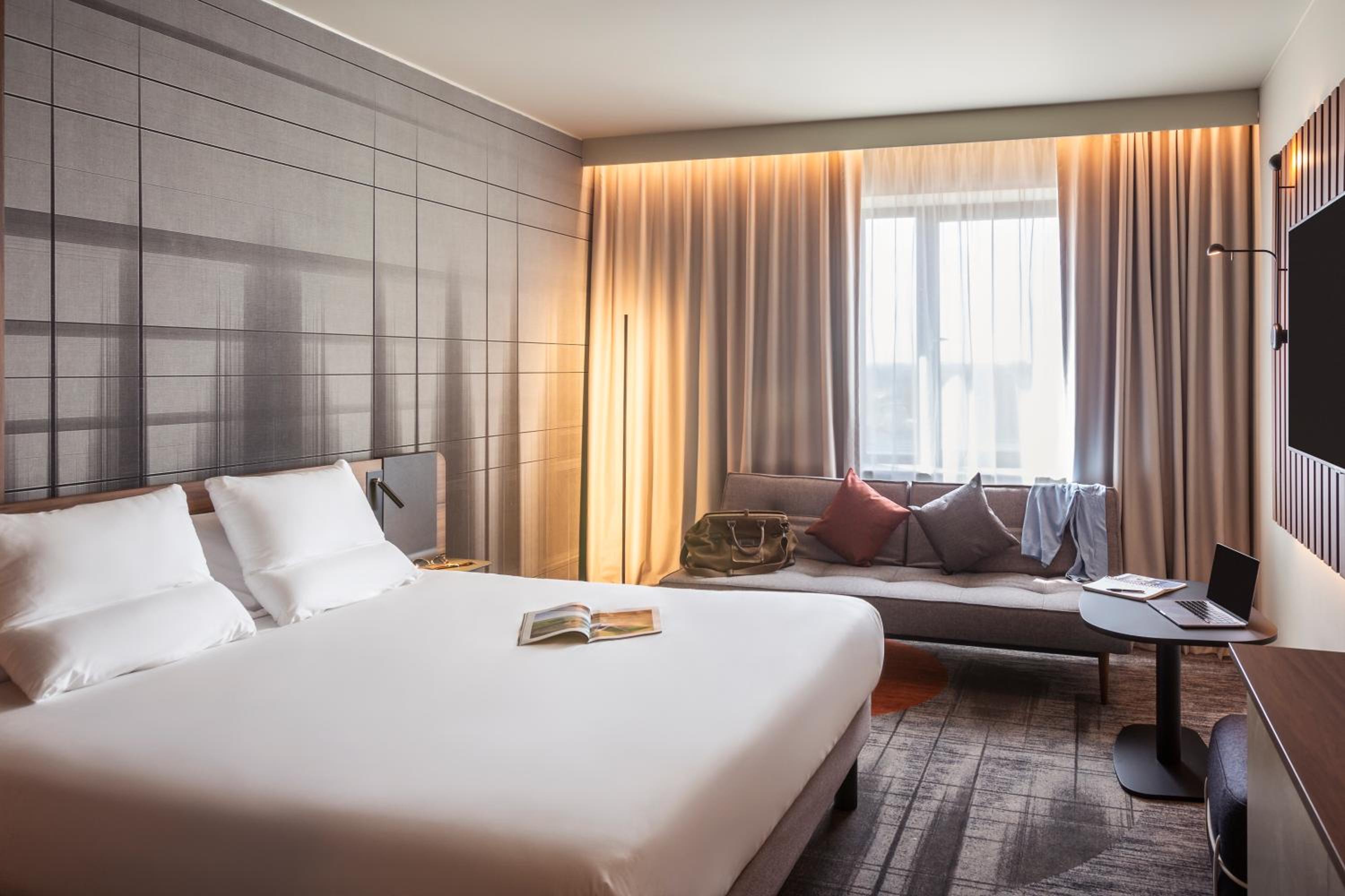 Executive Queen Room with Single Sofa Bed - Photo 3