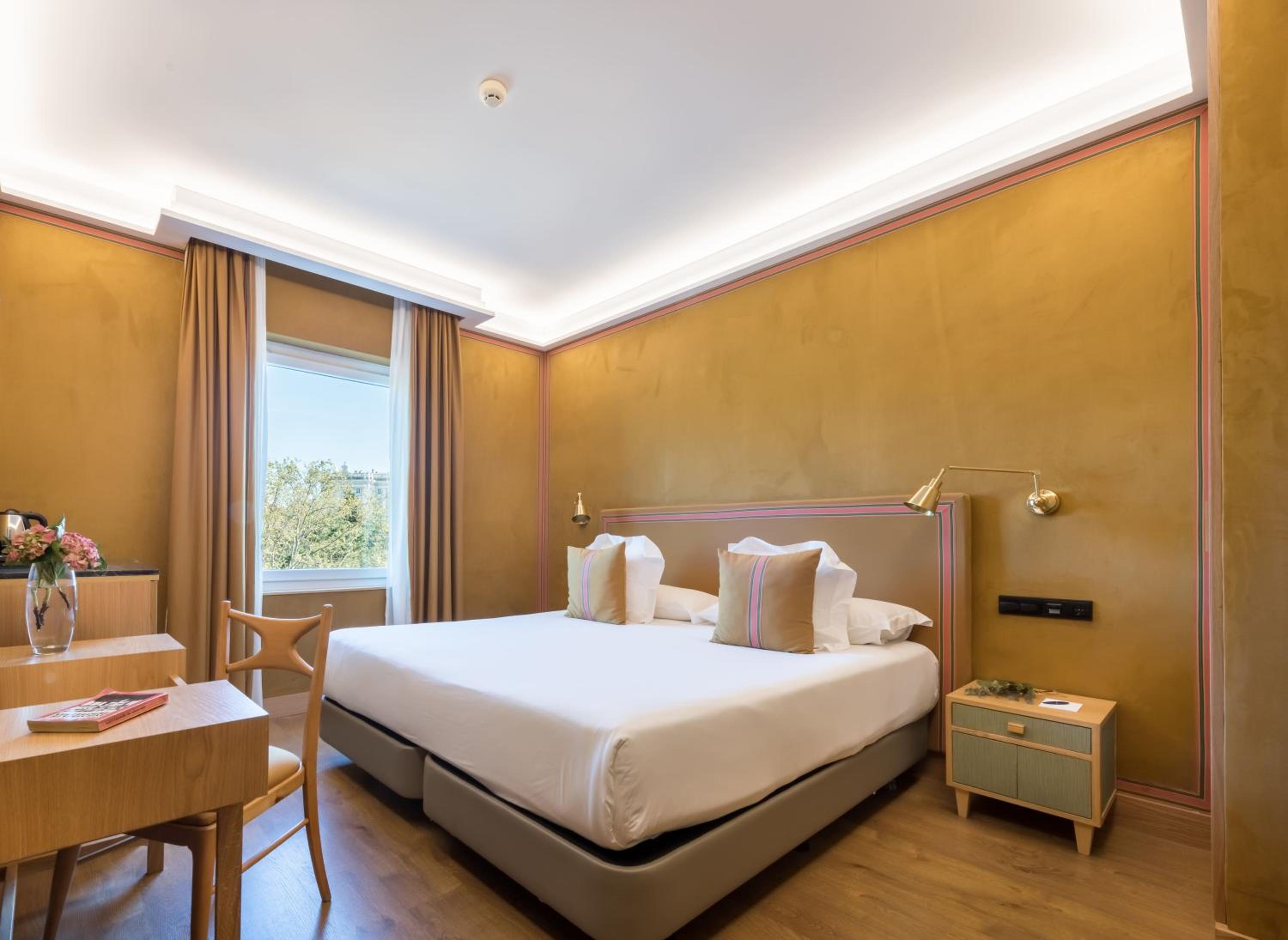 Double or Twin Room with View - Photo 9