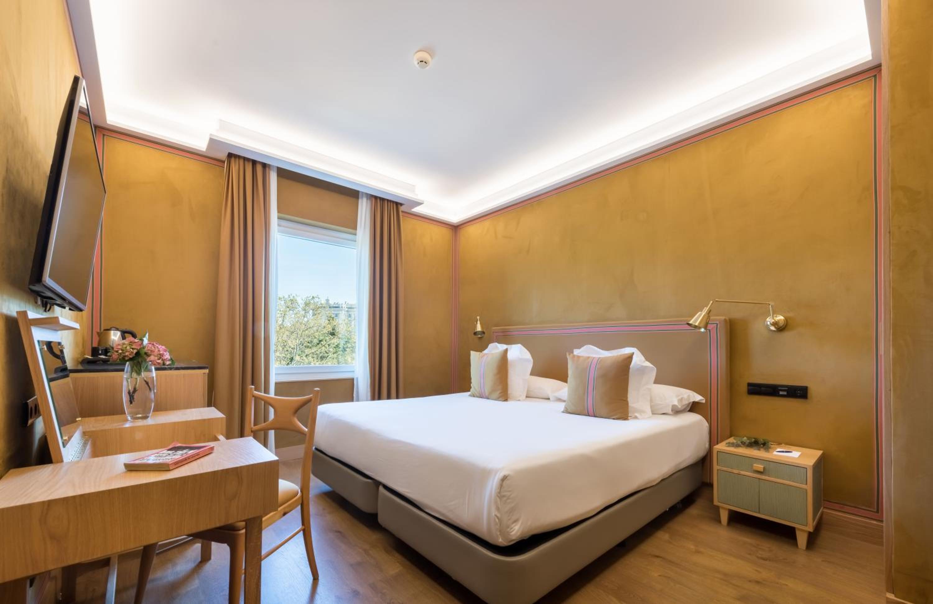 Double or Twin Room with View - Photo 8