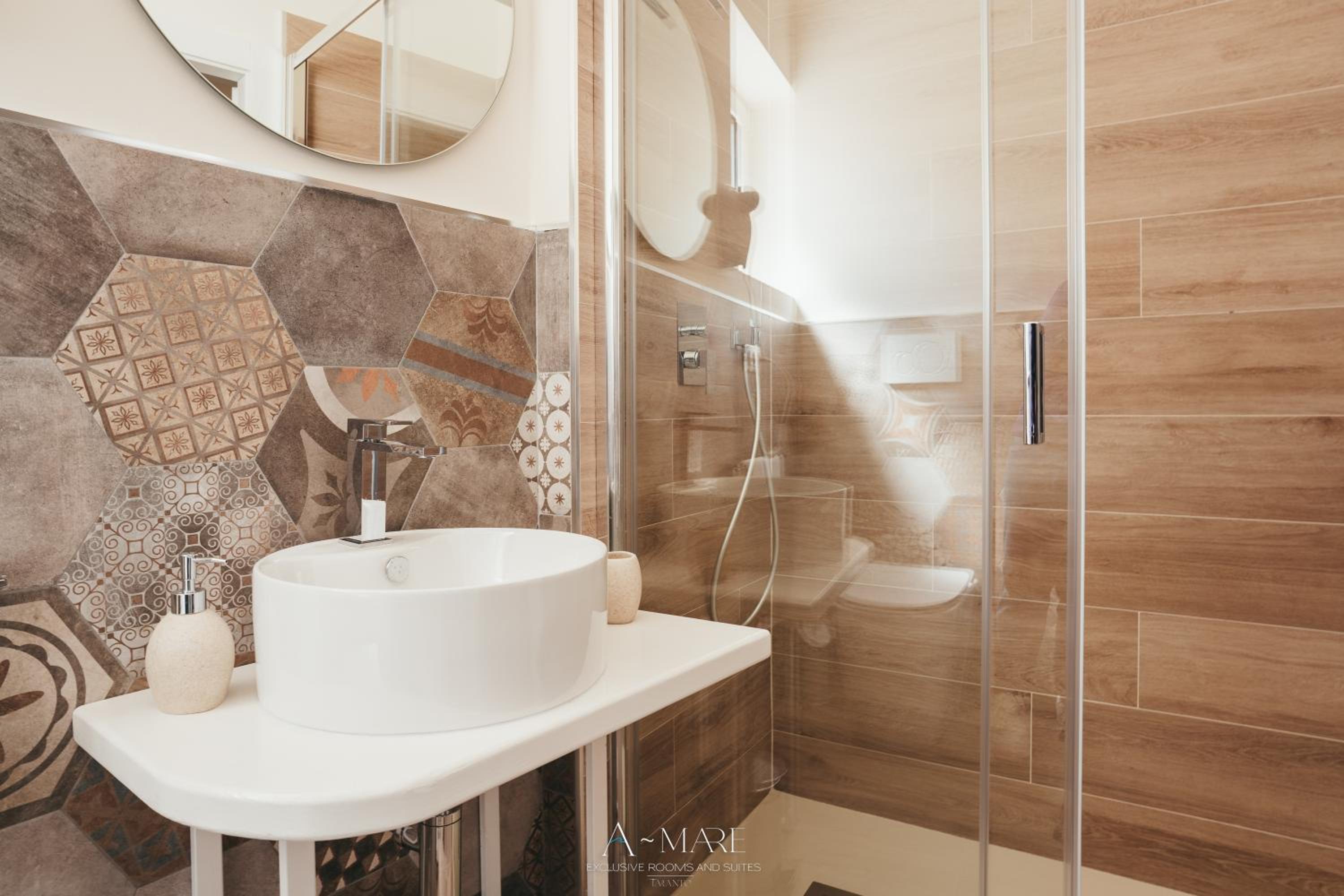 Suite with Hot Tub - Photo 5