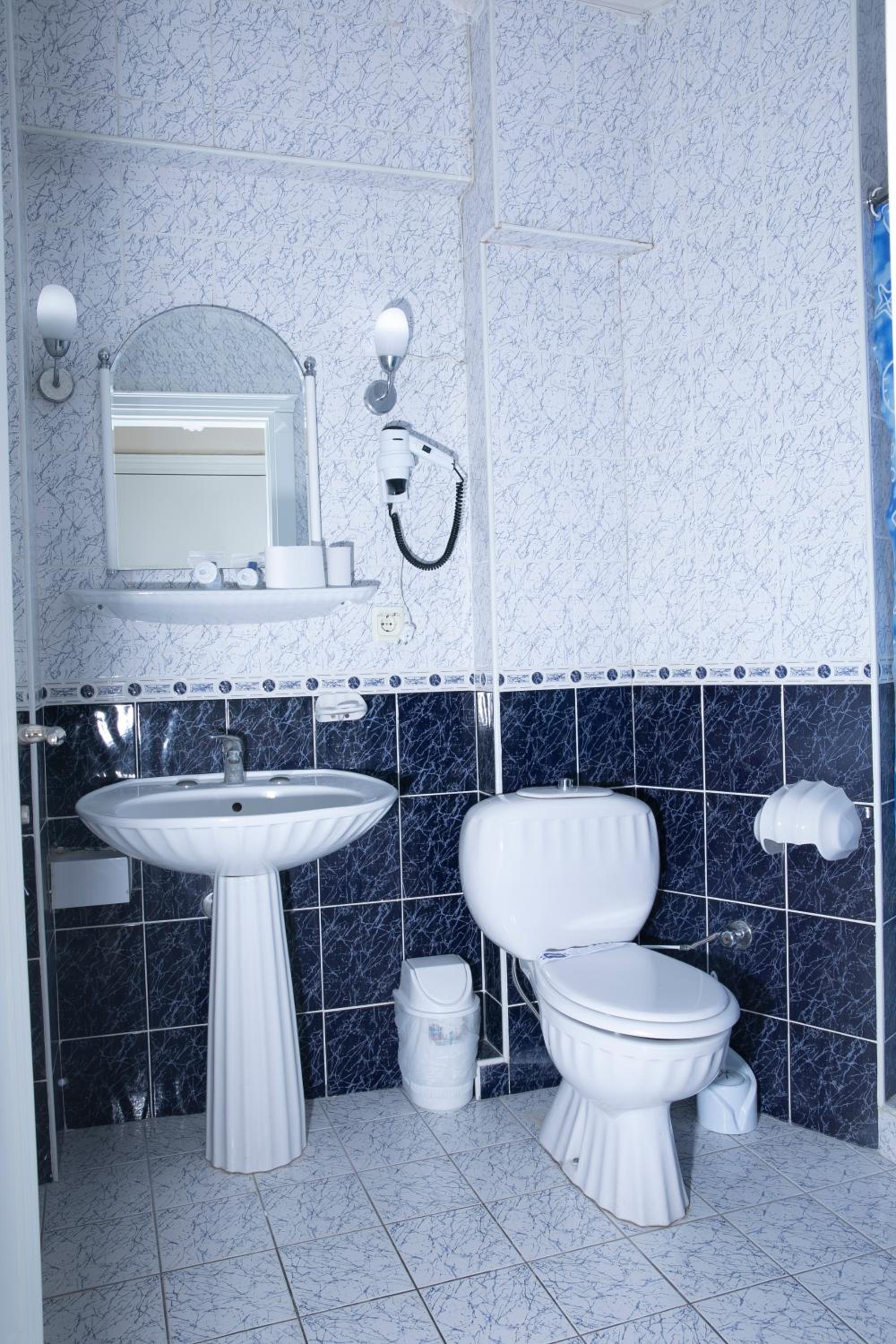 Economy Triple Room photo 2