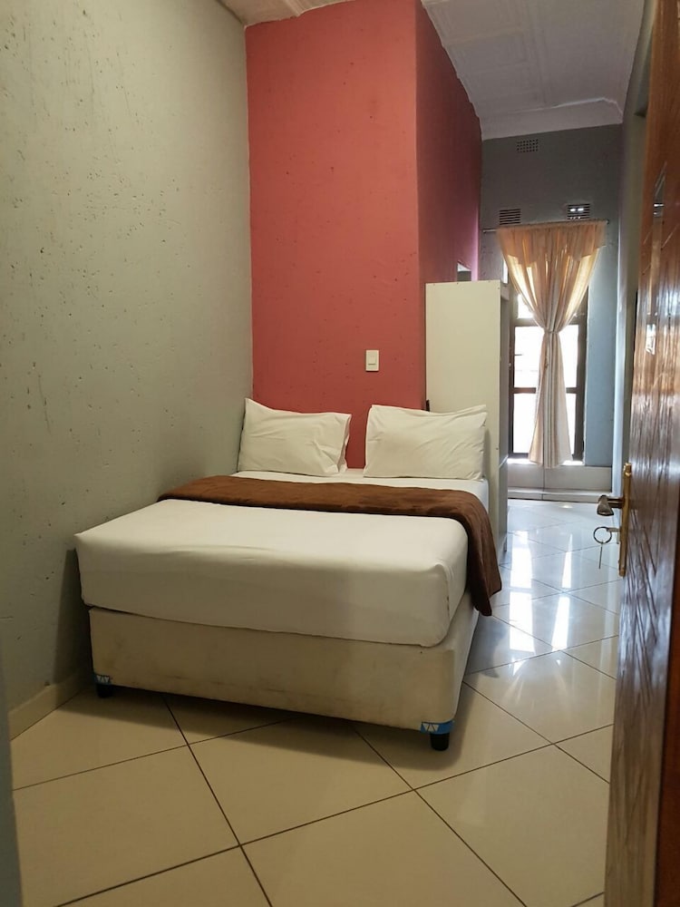 Executive Suite, 1 Queen Bed, Balcony, Ground Floor