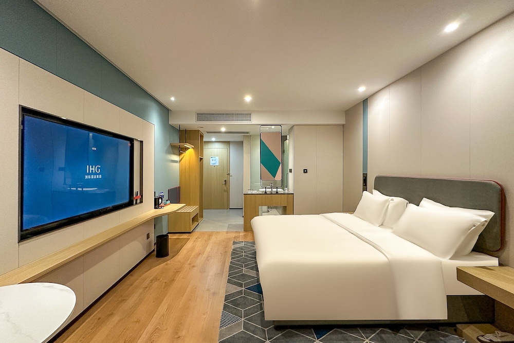 Standard Room, 1 King Bed, Lake View