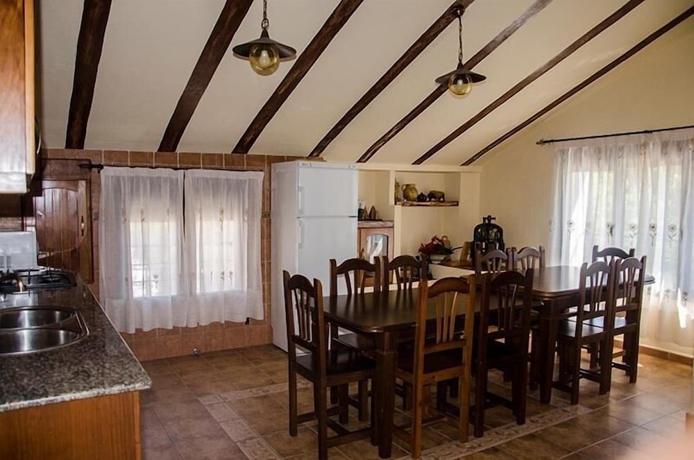 House, Multiple Bedrooms photo 3