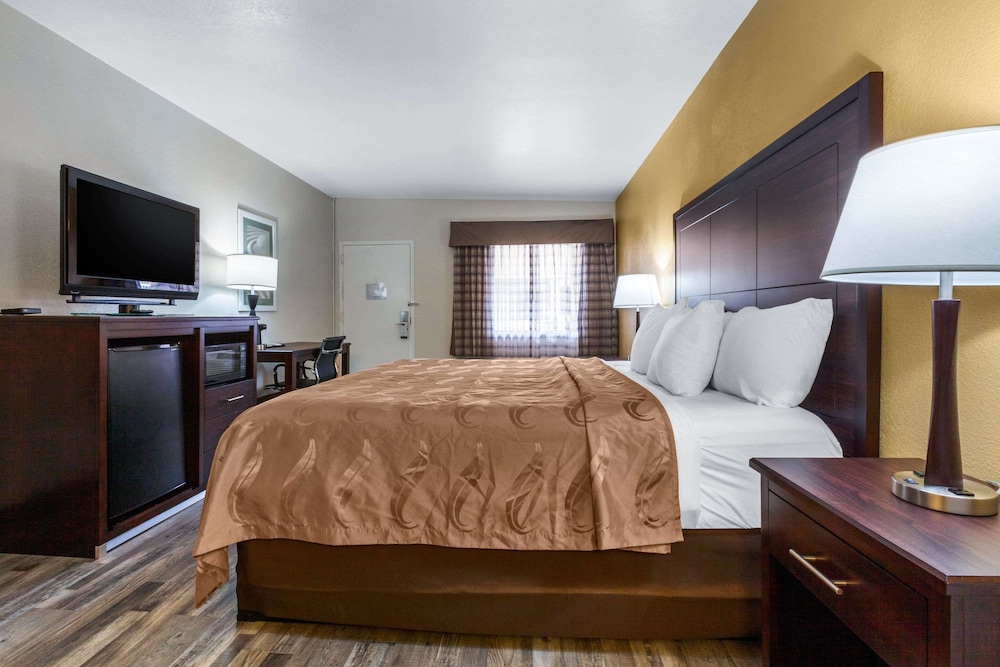 Standard Room, 1 King Bed, Accessible, Non Smoking (Accessible Tub) - Photo 7