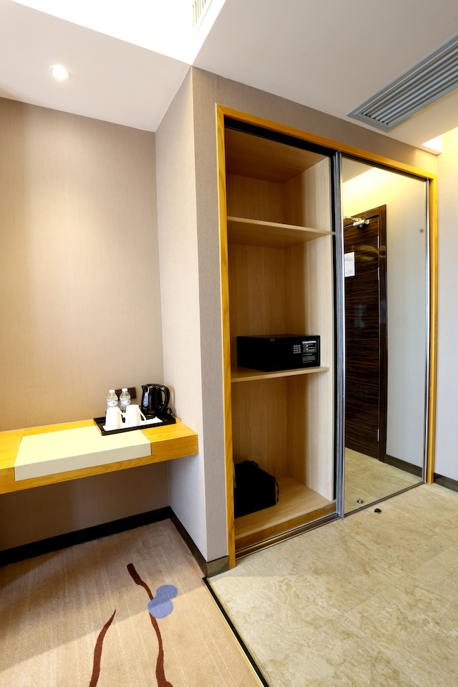 Deluxe Queen Room - Photo 7