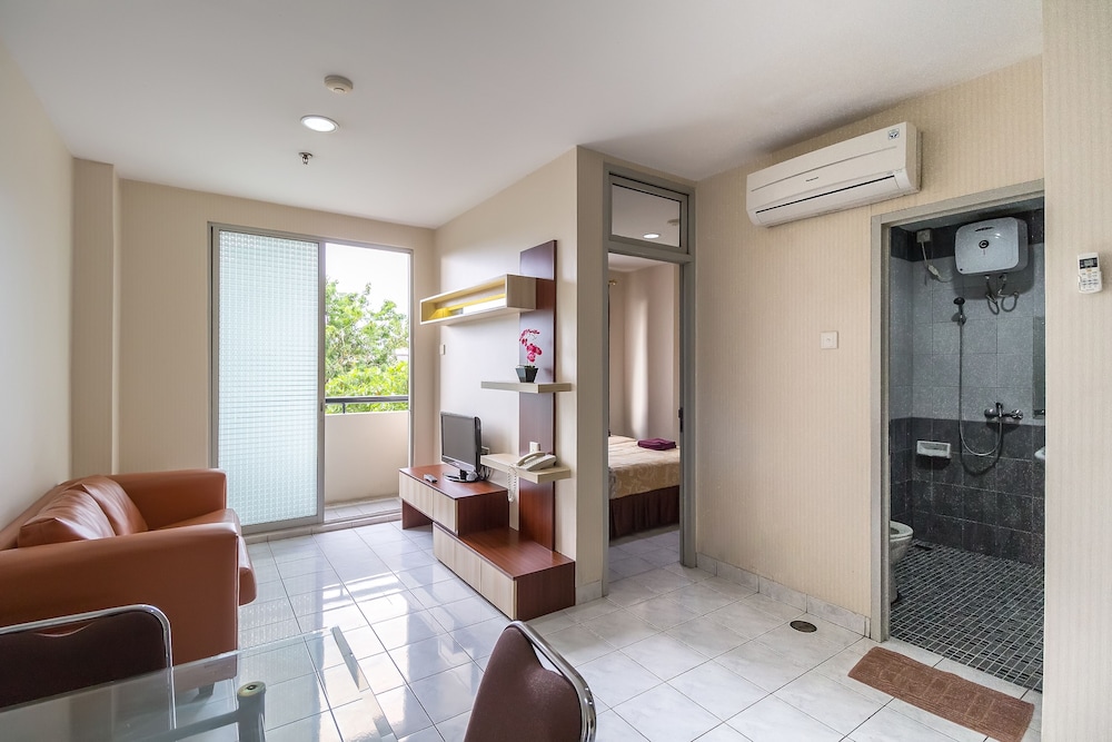 Suite, 2 Bedrooms - Photo 2