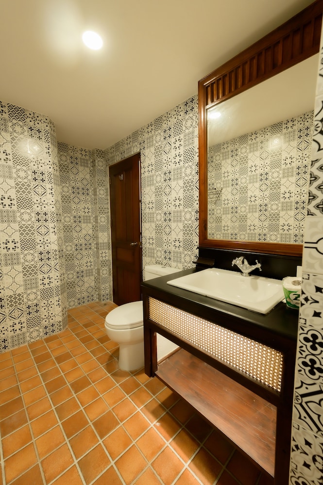 Family Suite with Balcony - Photo 2