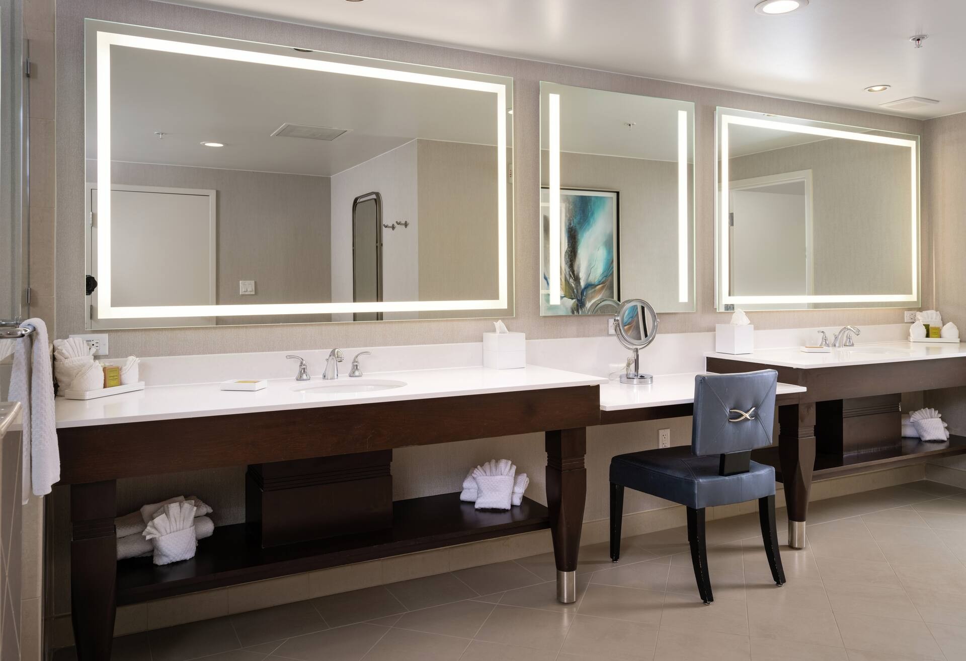 Executive Suite, 1 King Bed, Accessible (Roll-in Shower)