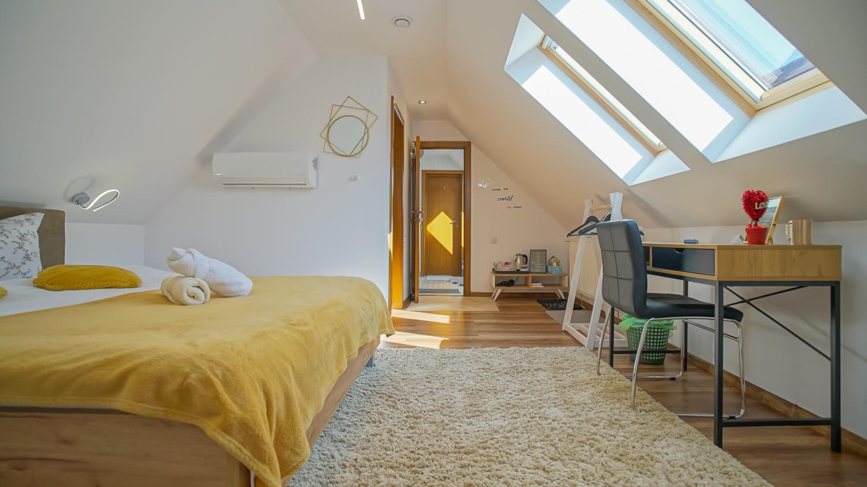 Queen Room - Photo 12
