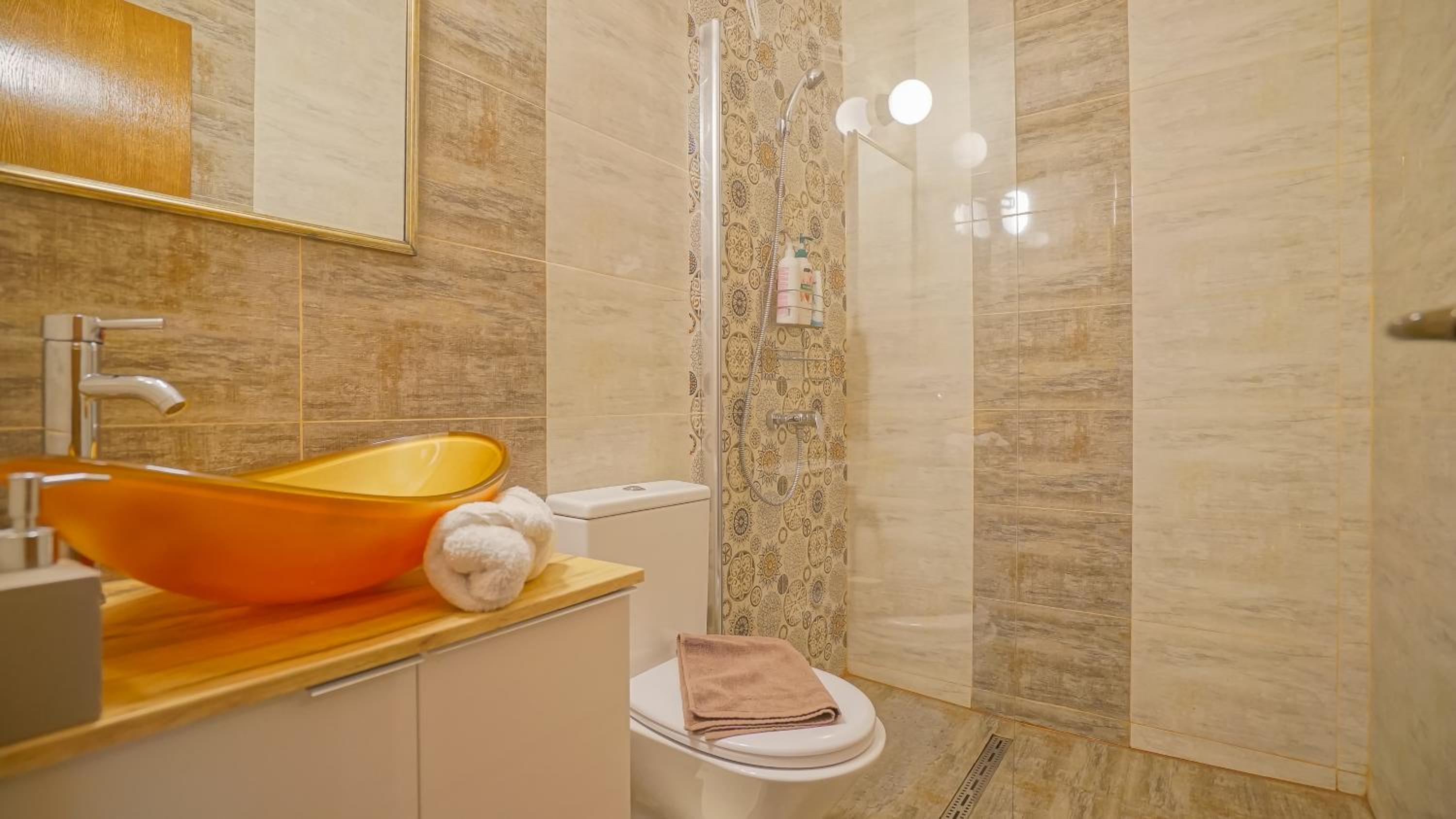 Double Room with Private Bathroom - Photo 10