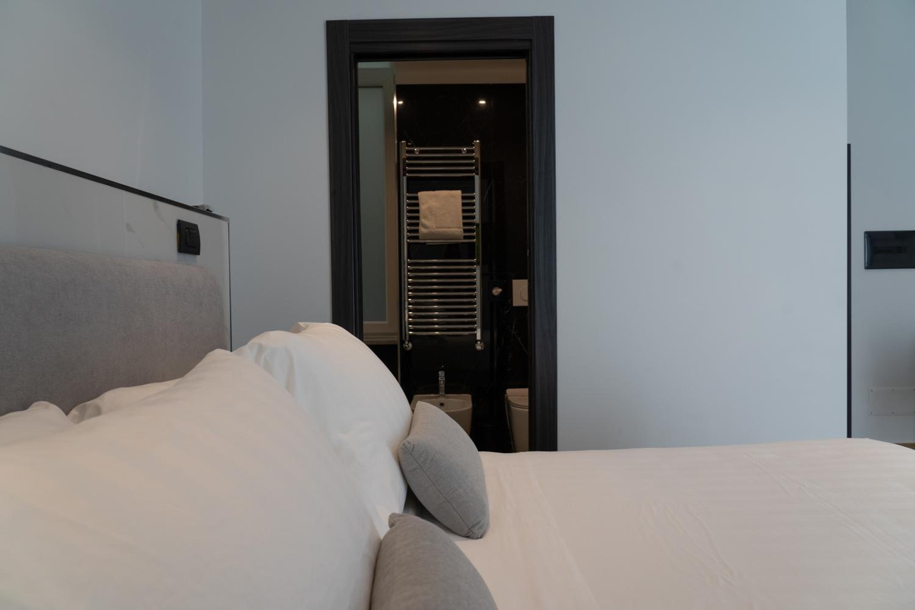 Deluxe Double Room with Balcony photo 2
