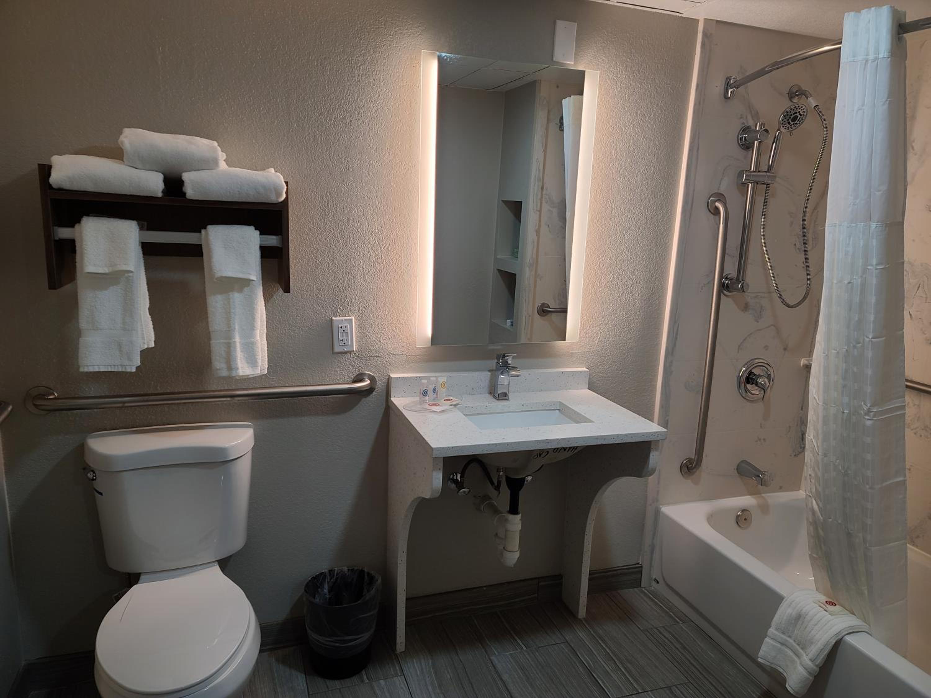 Queen Room with Two Queen Beds and Tub - Accessible/Non Smoking - Photo 2