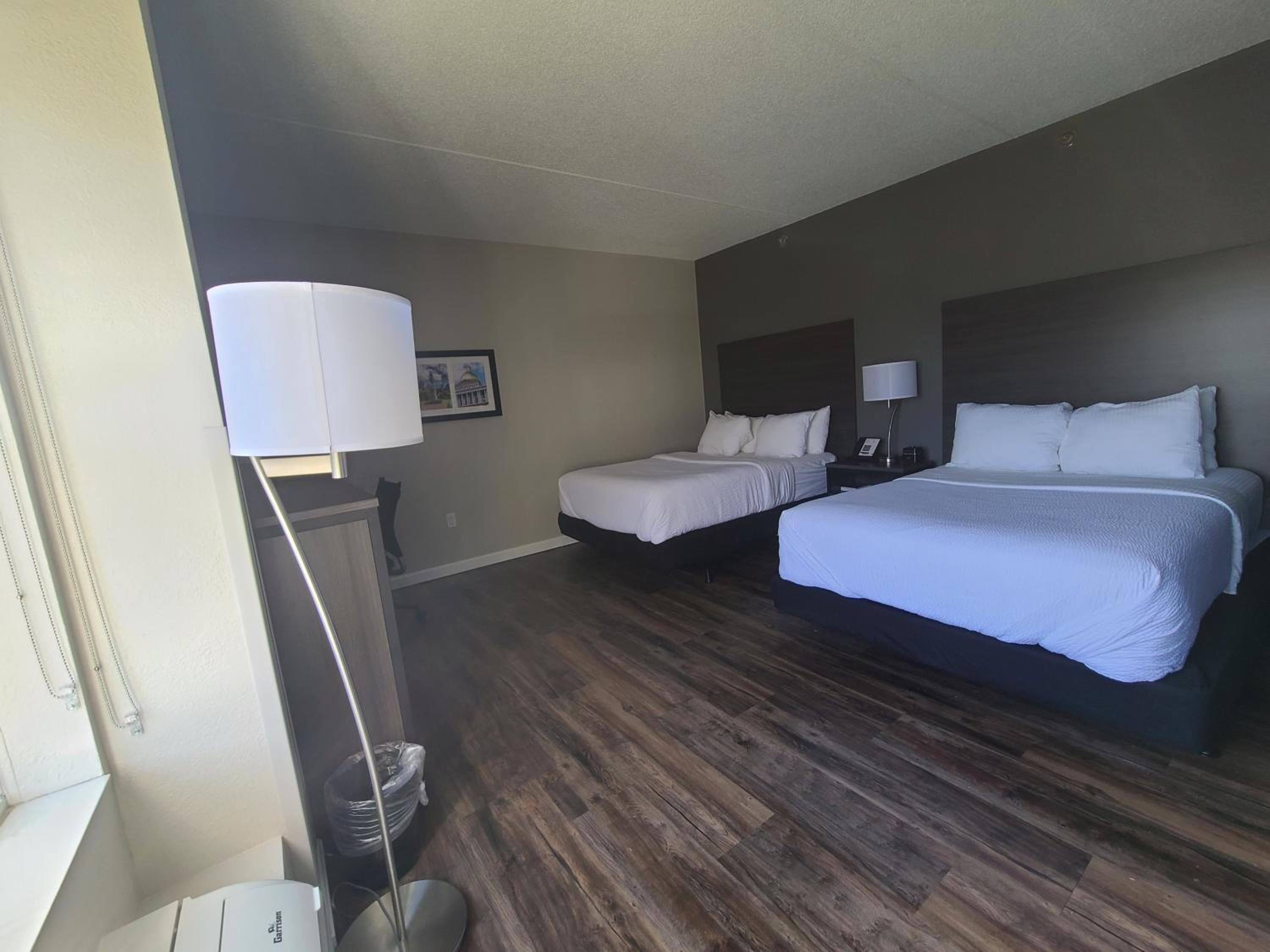Queen Room with Two Queen Beds and Tub - Accessible/Non Smoking - Photo 3